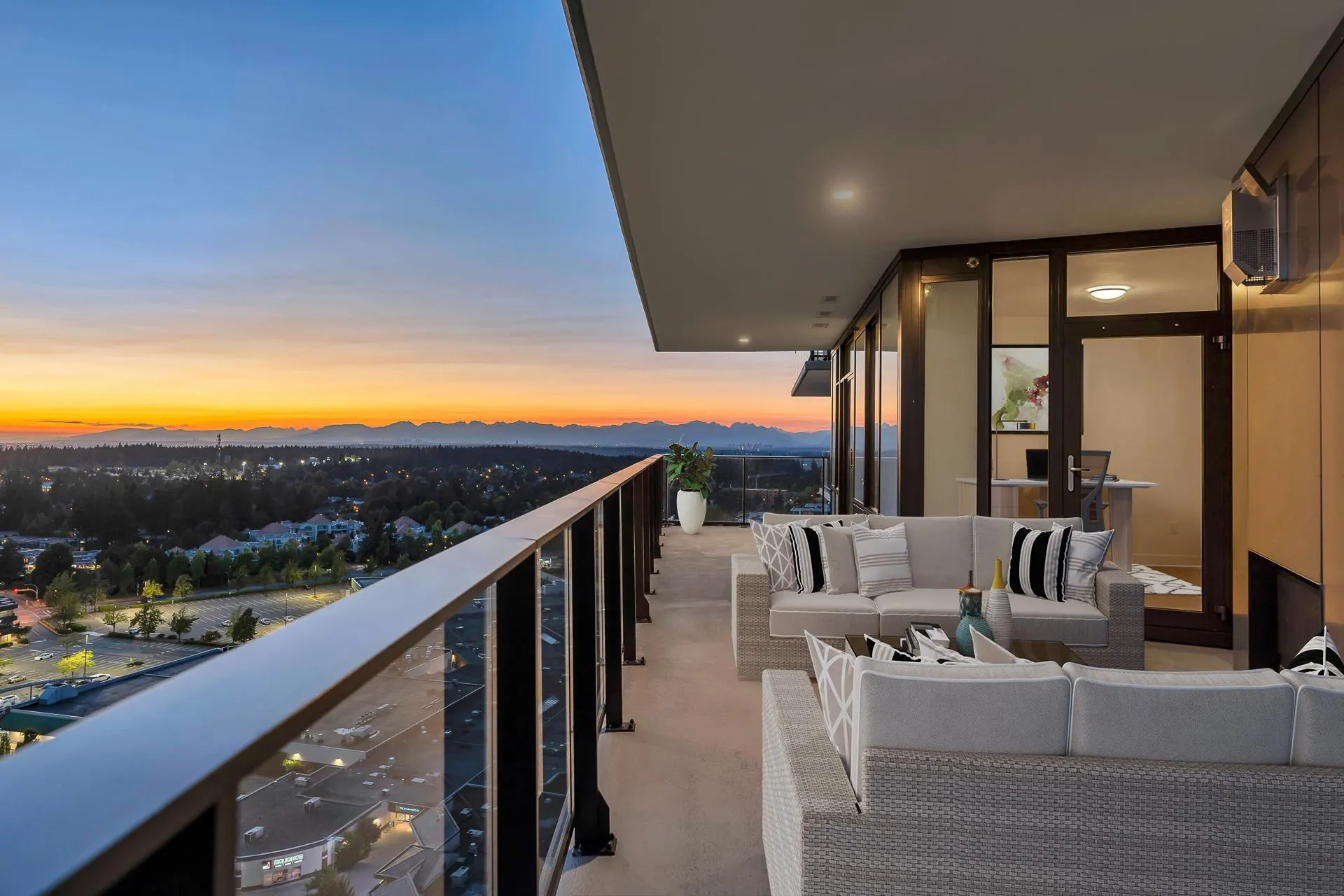 2205 1588 Johnston Road