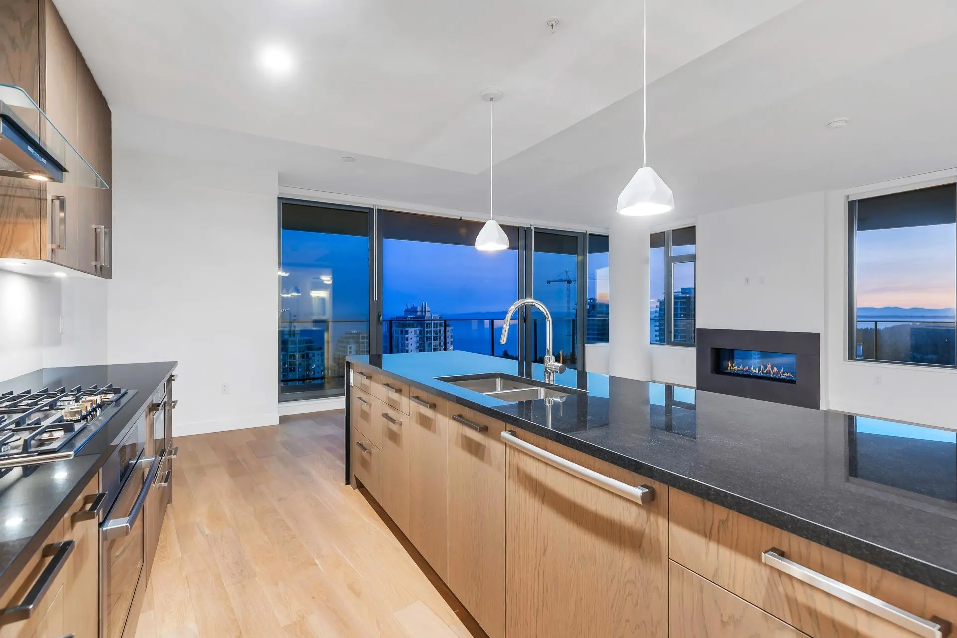 2205 1588 Johnston Road