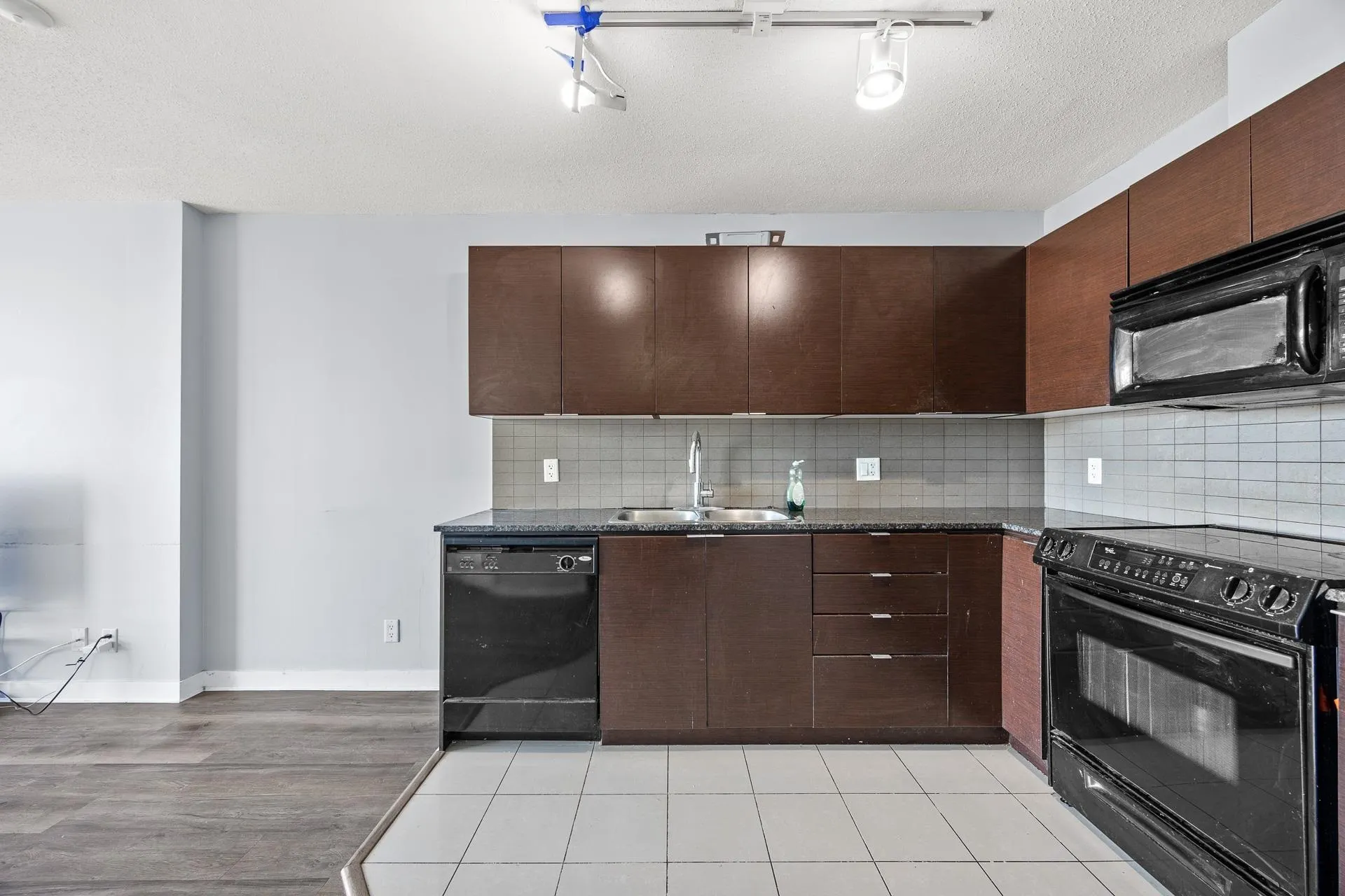 3005 13618 100 Avenue