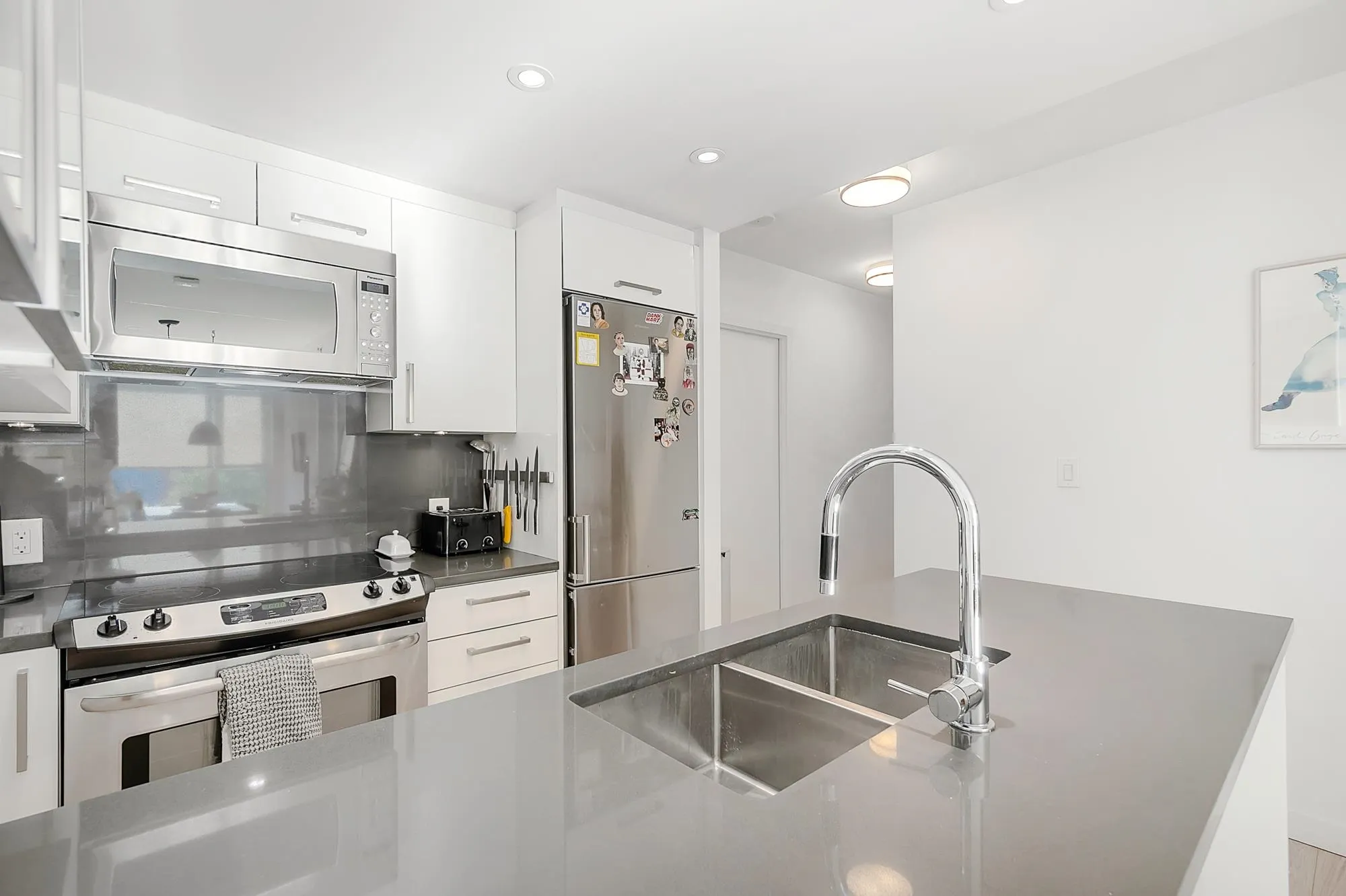 302 933 E Hastings Street