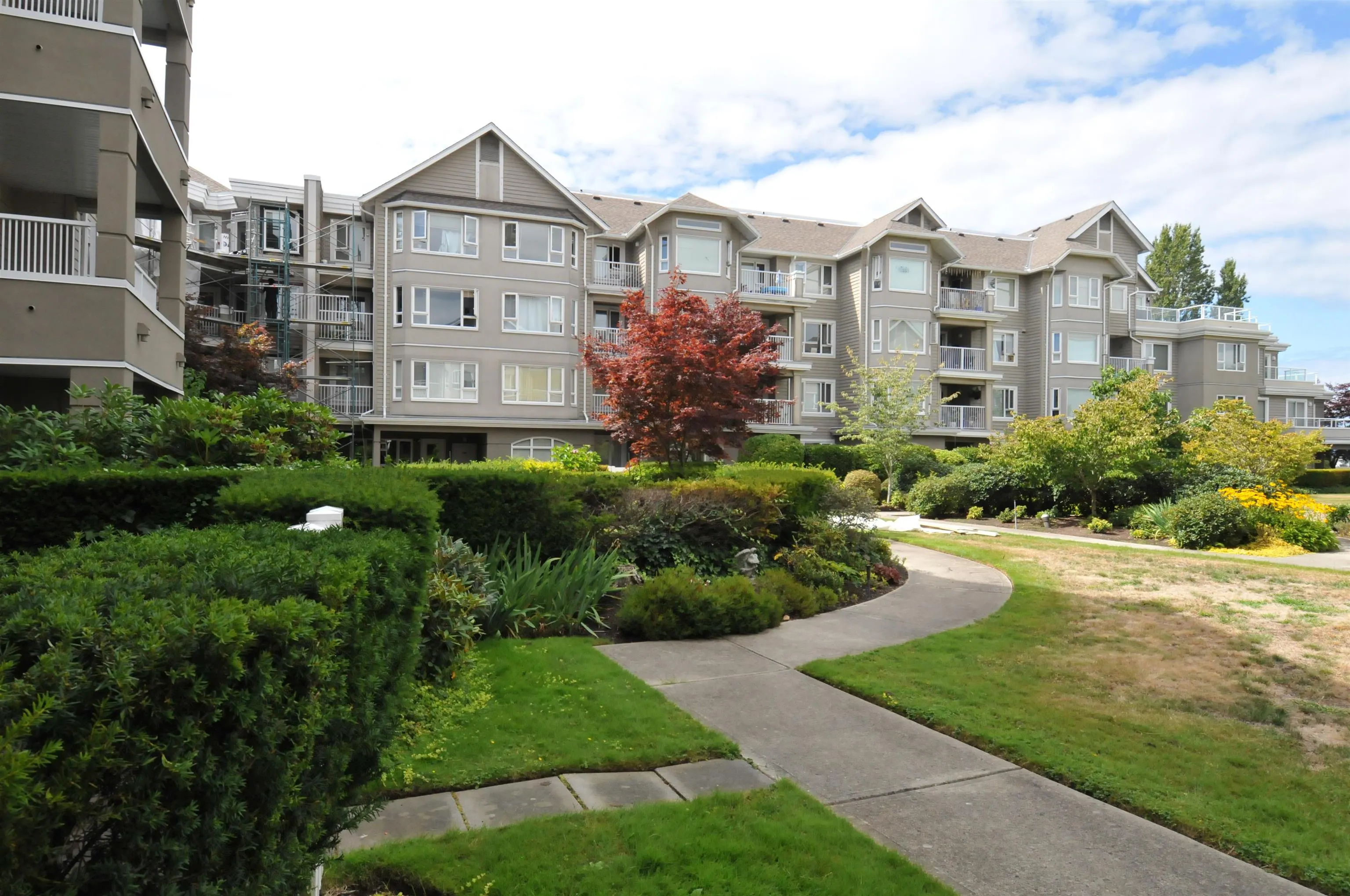 302 5888 Dover Crescent