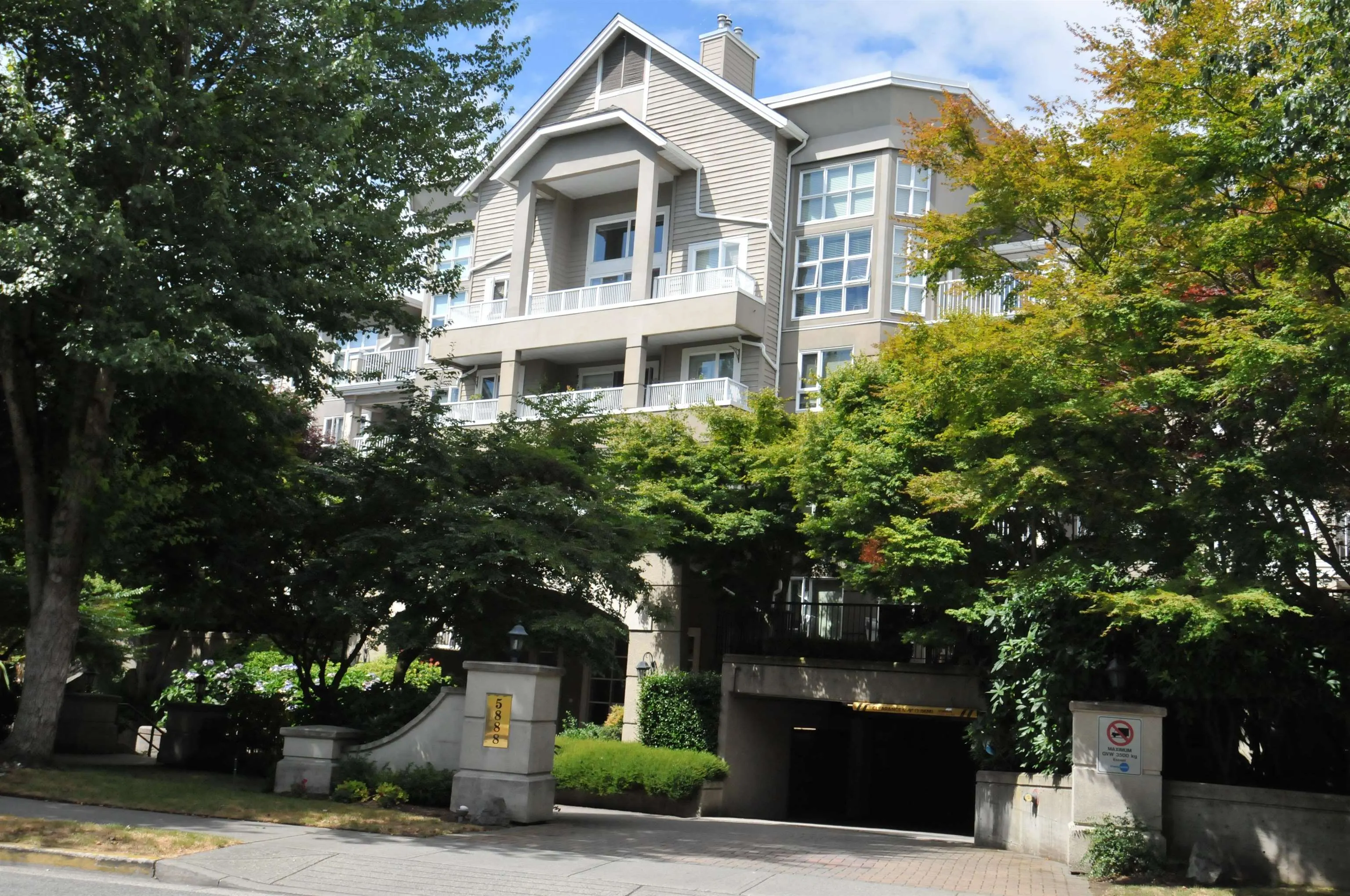 302 5888 Dover Crescent