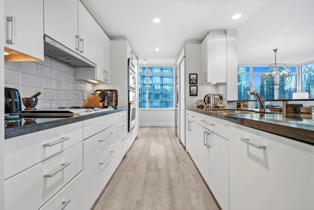 1304 1281 W Cordova Street