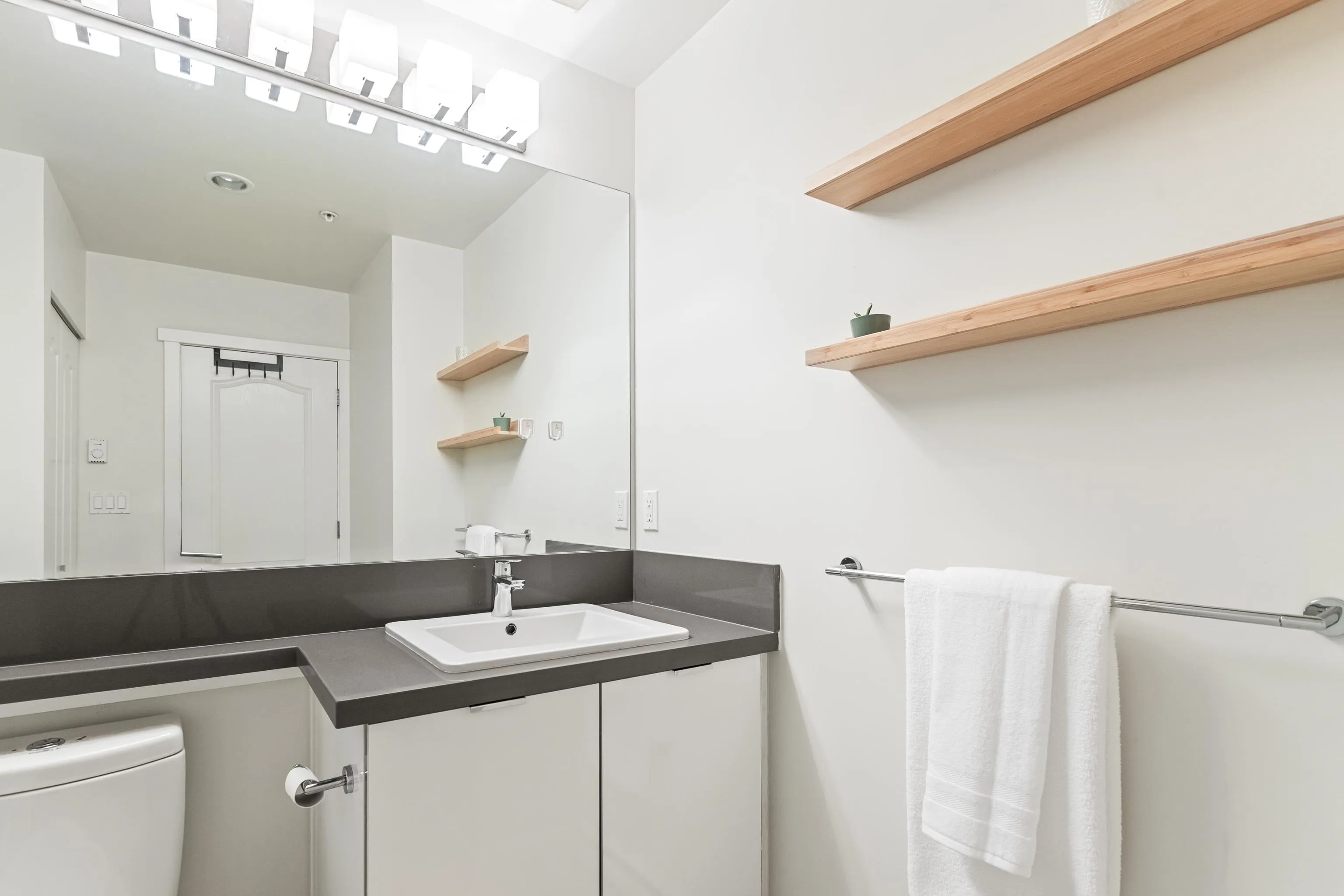 102 1135 Windsor Mews