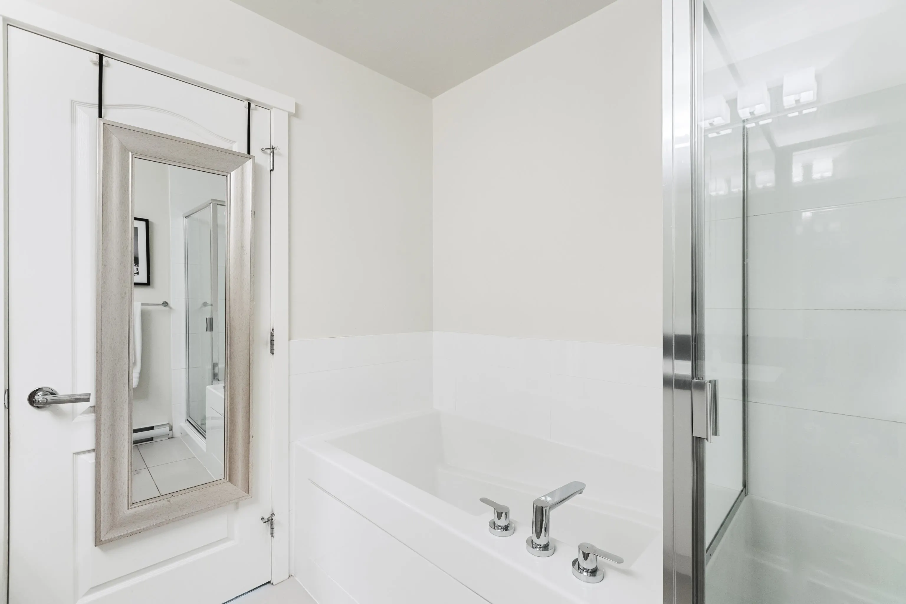 102 1135 Windsor Mews