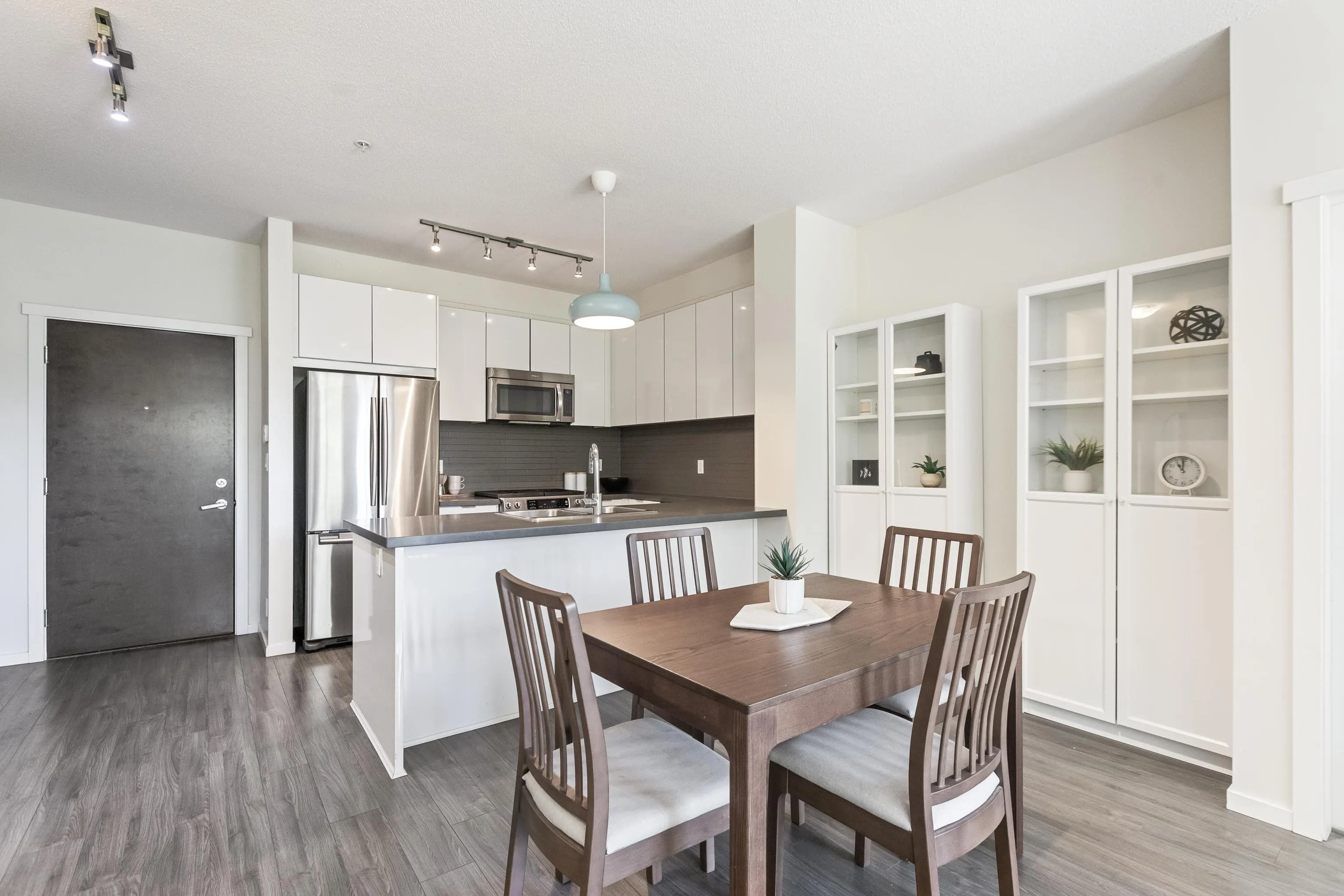 102 1135 Windsor Mews