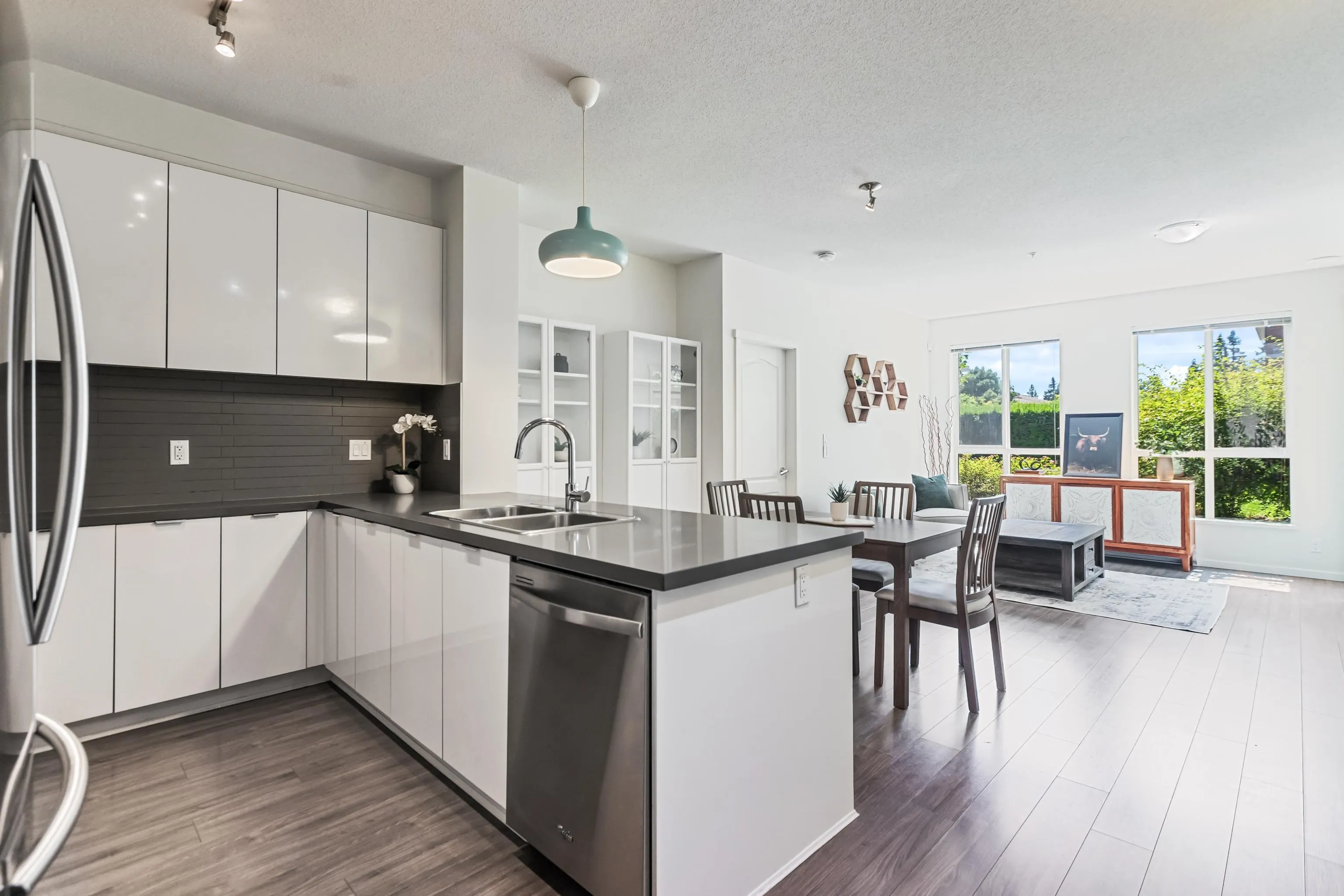 102 1135 Windsor Mews