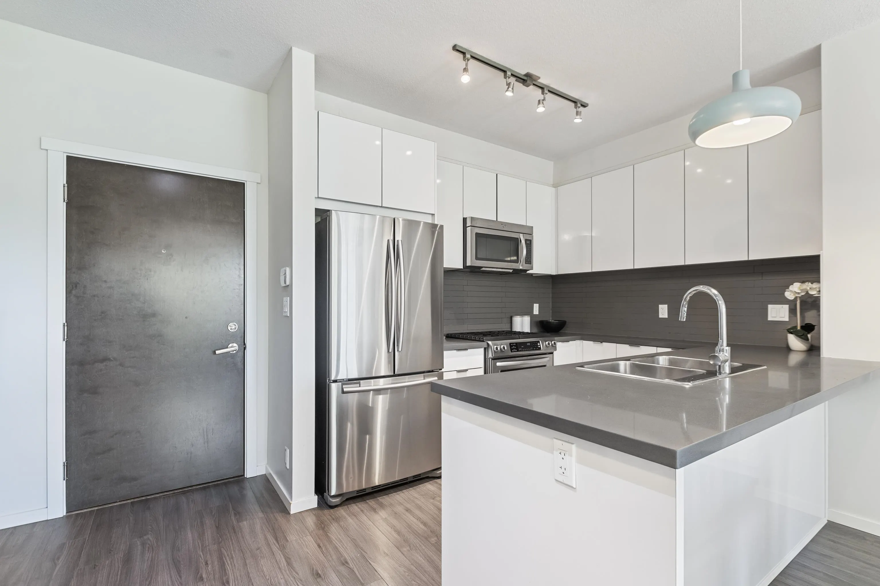 102 1135 Windsor Mews