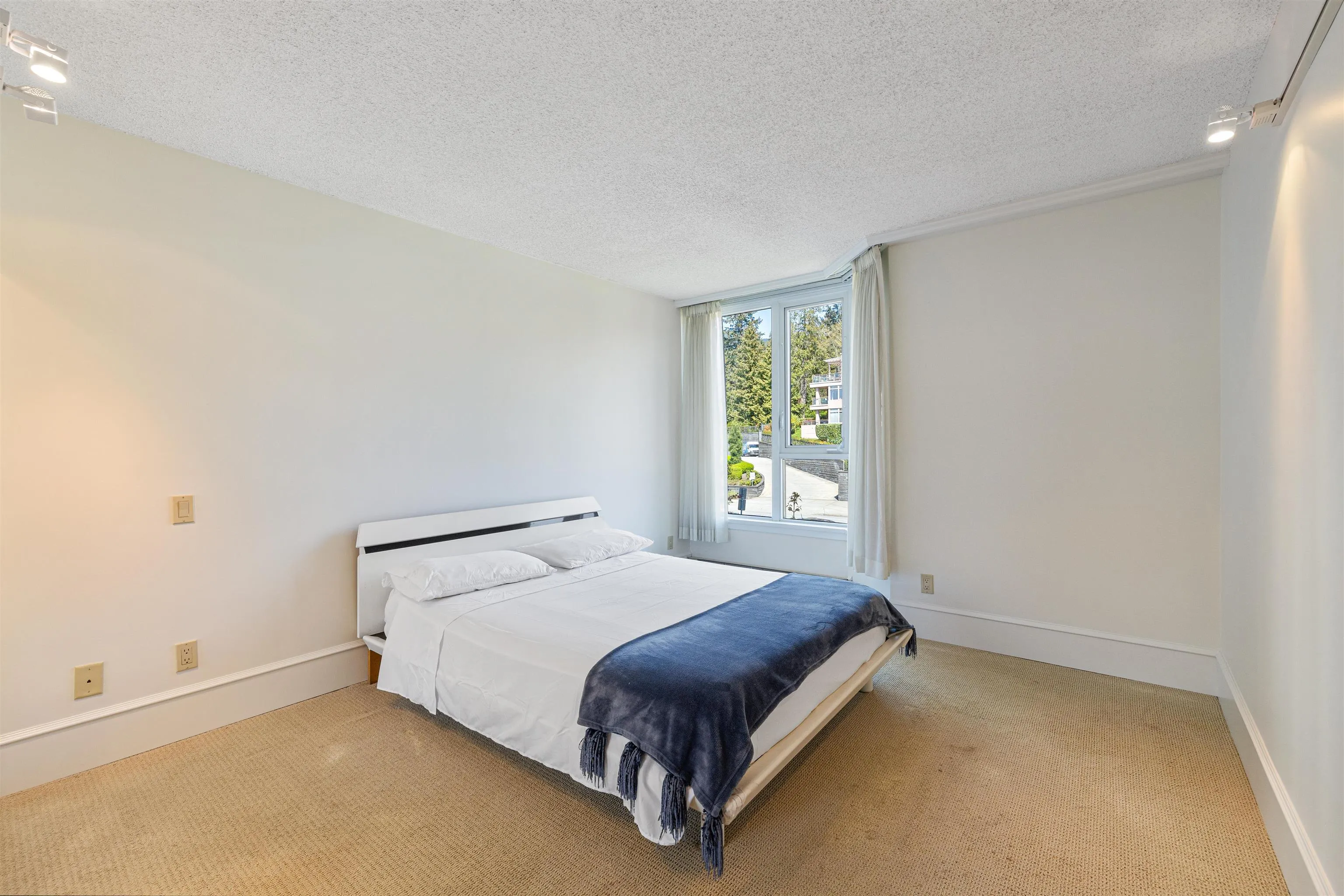 101 2280 Bellevue Avenue