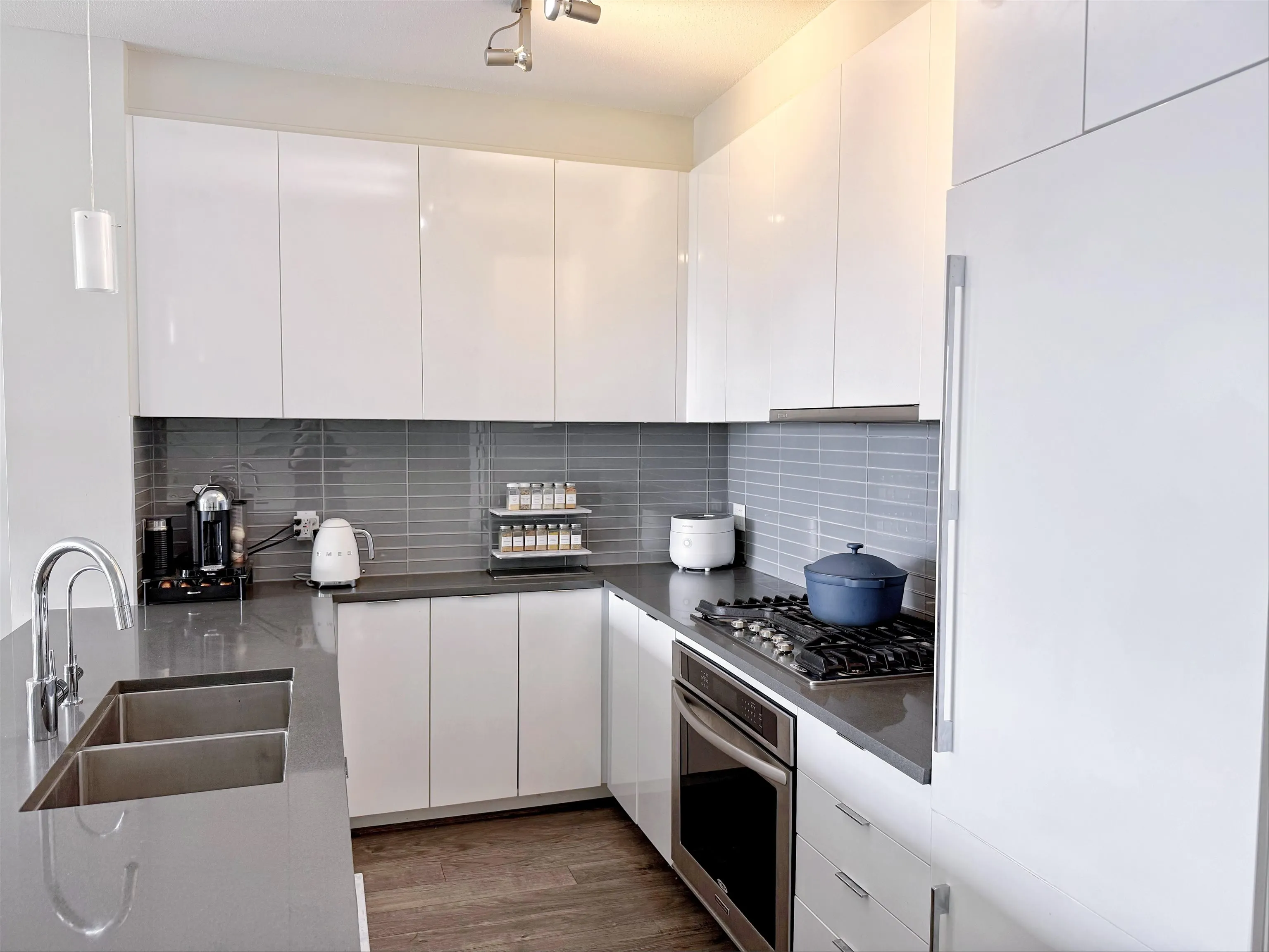 303 9399 Alexandra Road