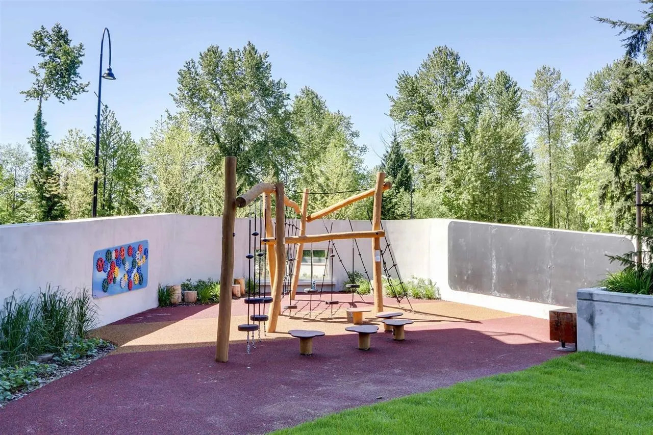 2207 200 Klahanie Court