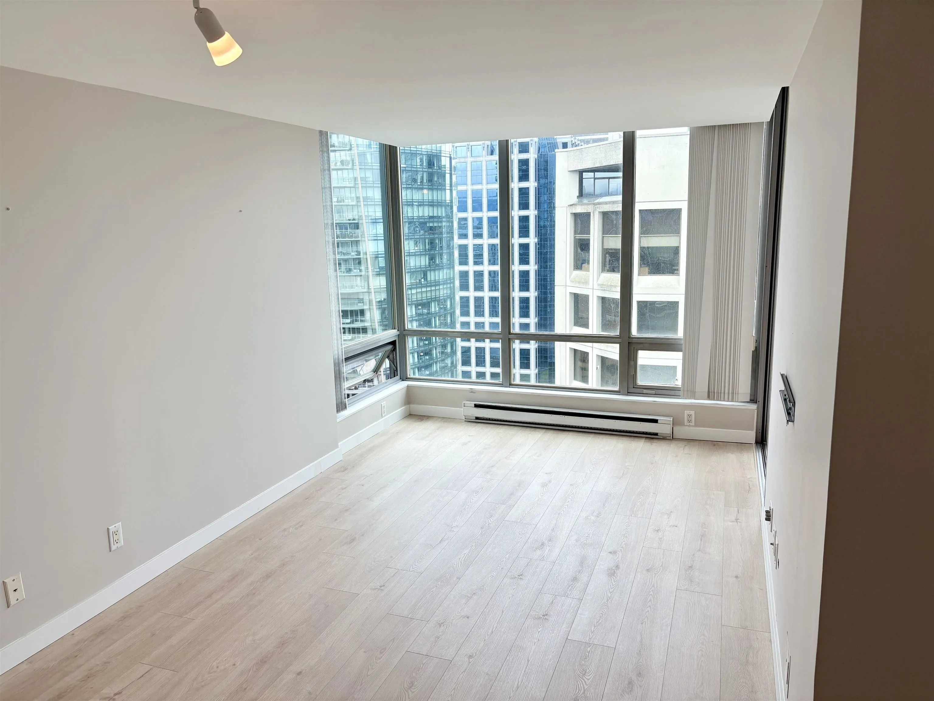 2704 1200 W Georgia