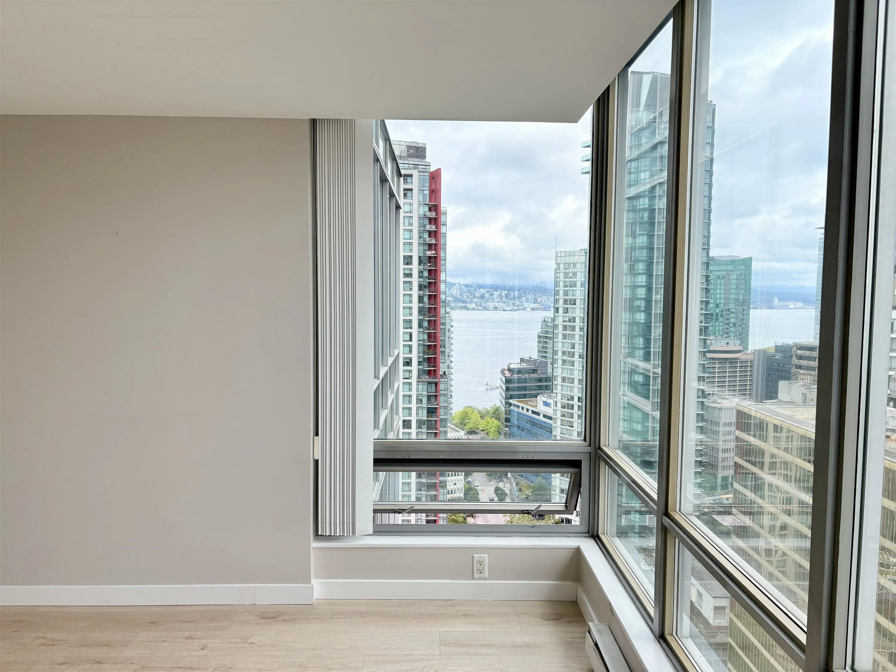 2704 1200 W Georgia