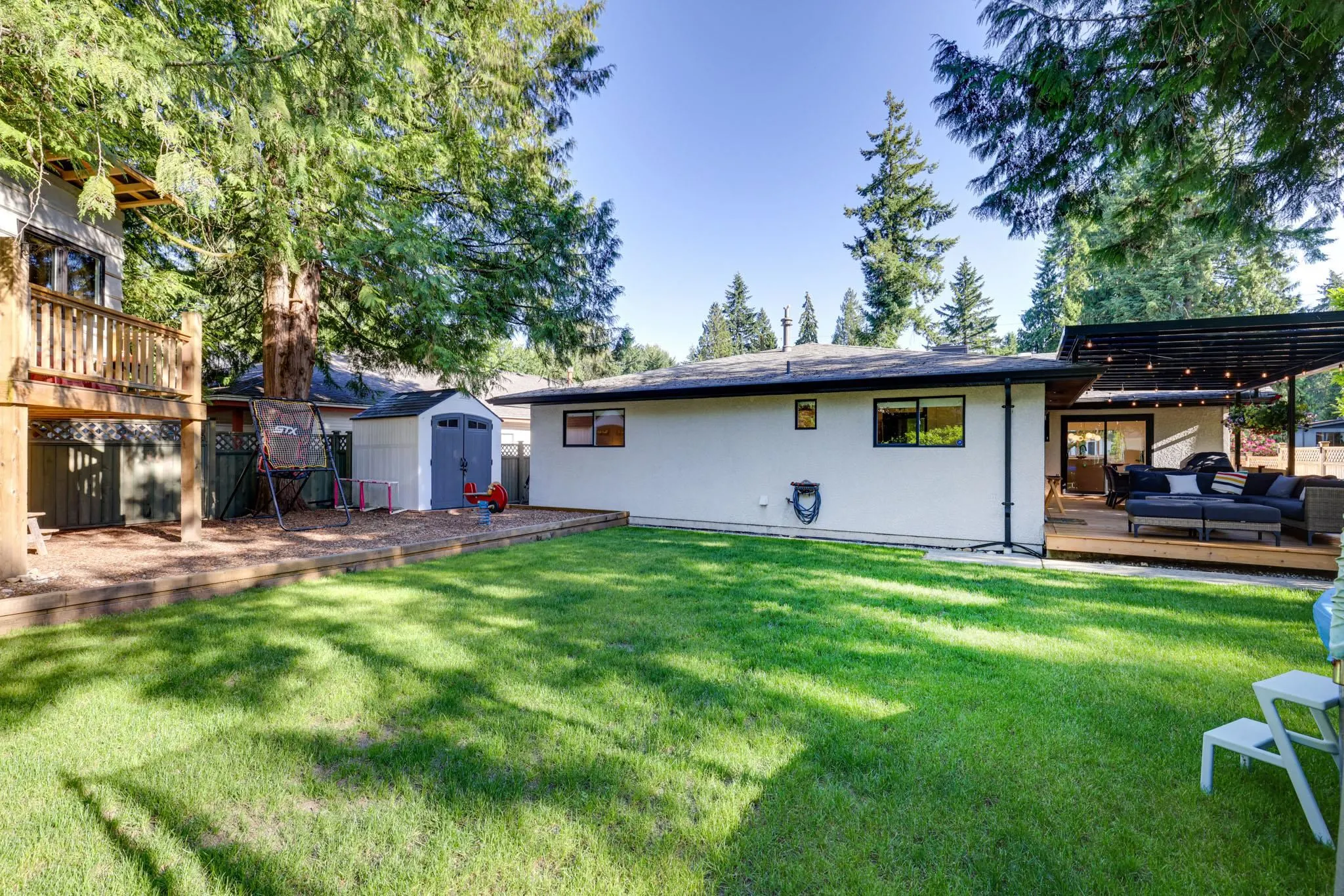 2587 Larkin Avenue