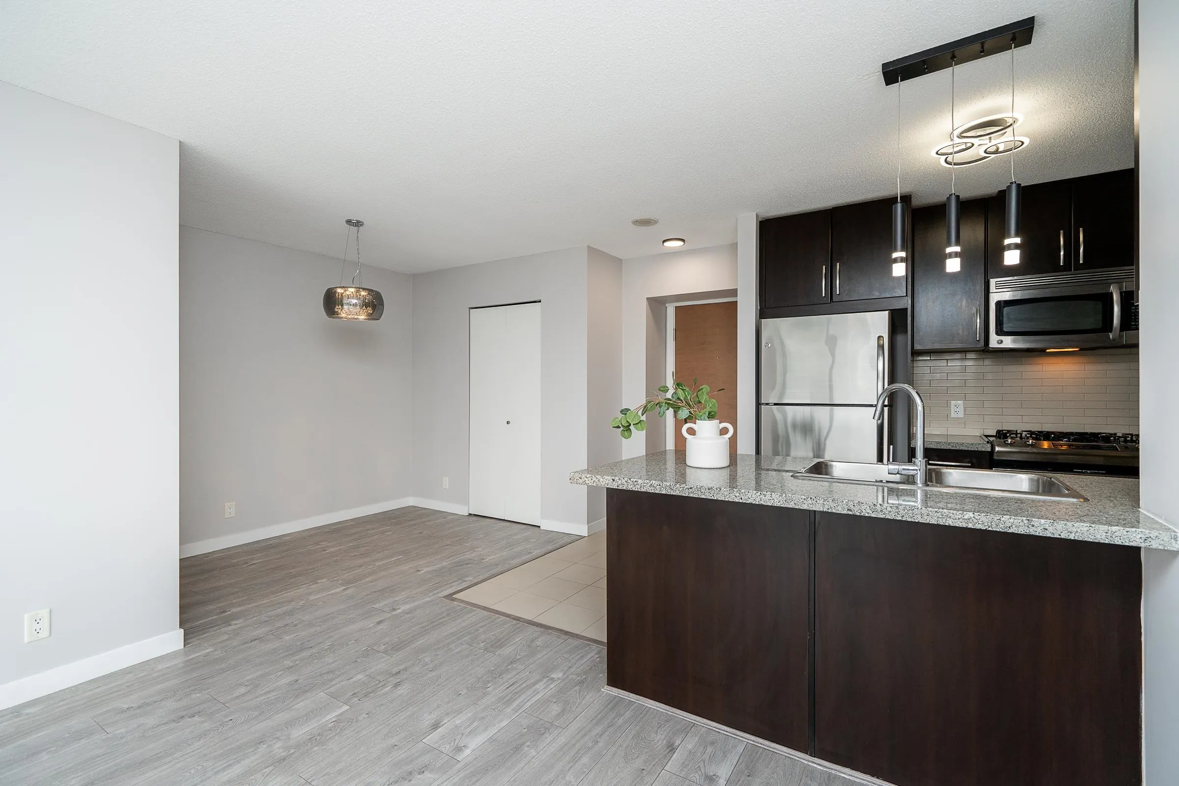 1909 660 Nootka Way