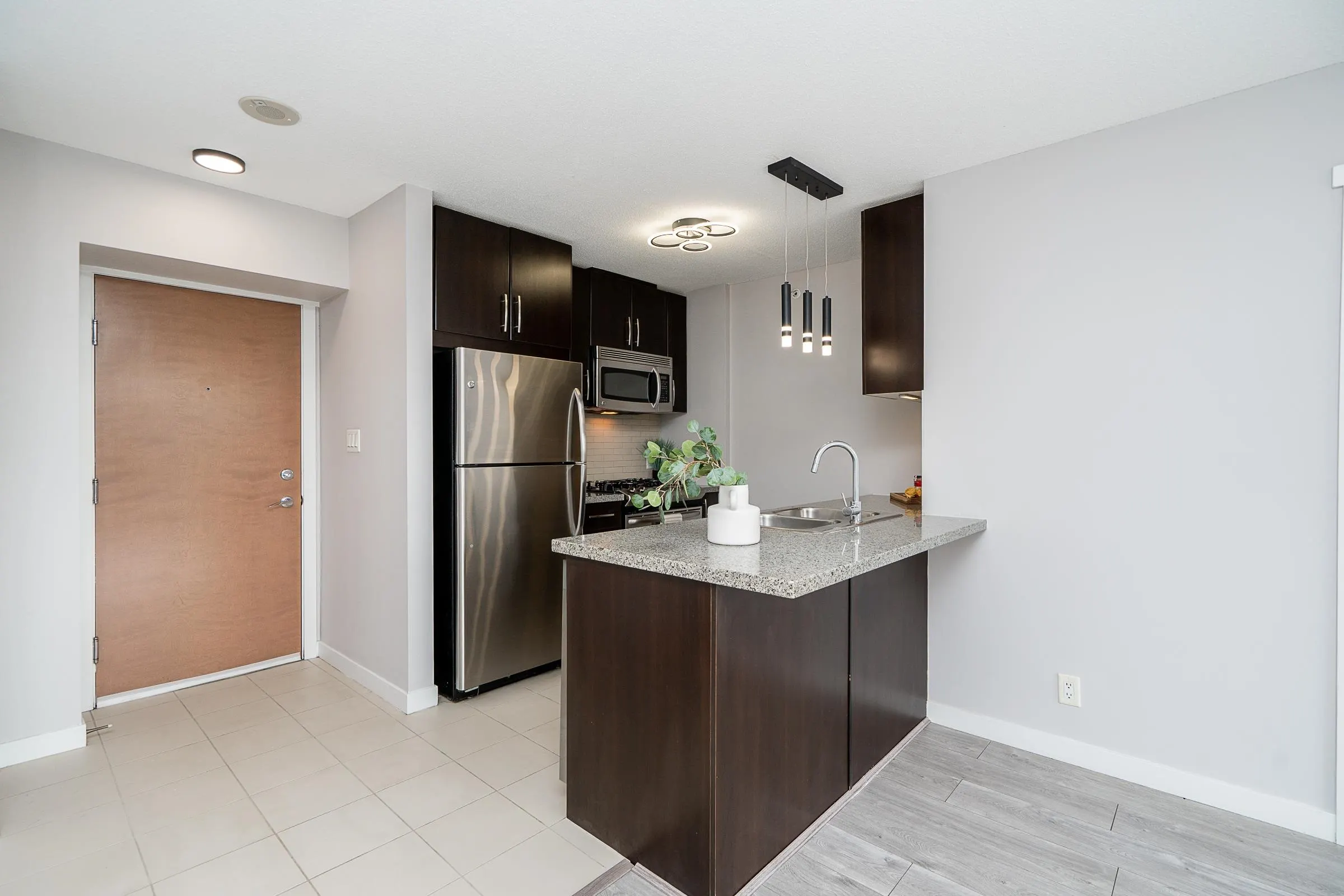 1909 660 Nootka Way
