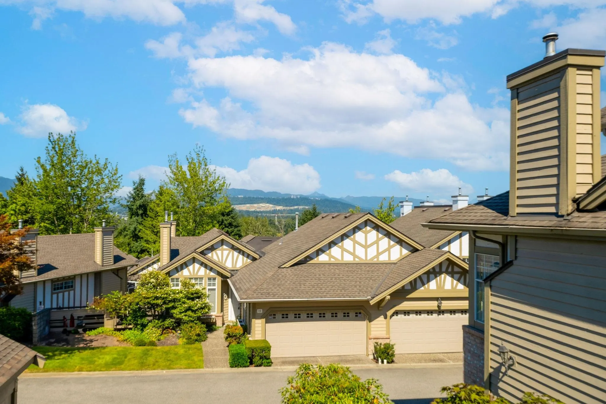 59 5221 Oakmount Crescent