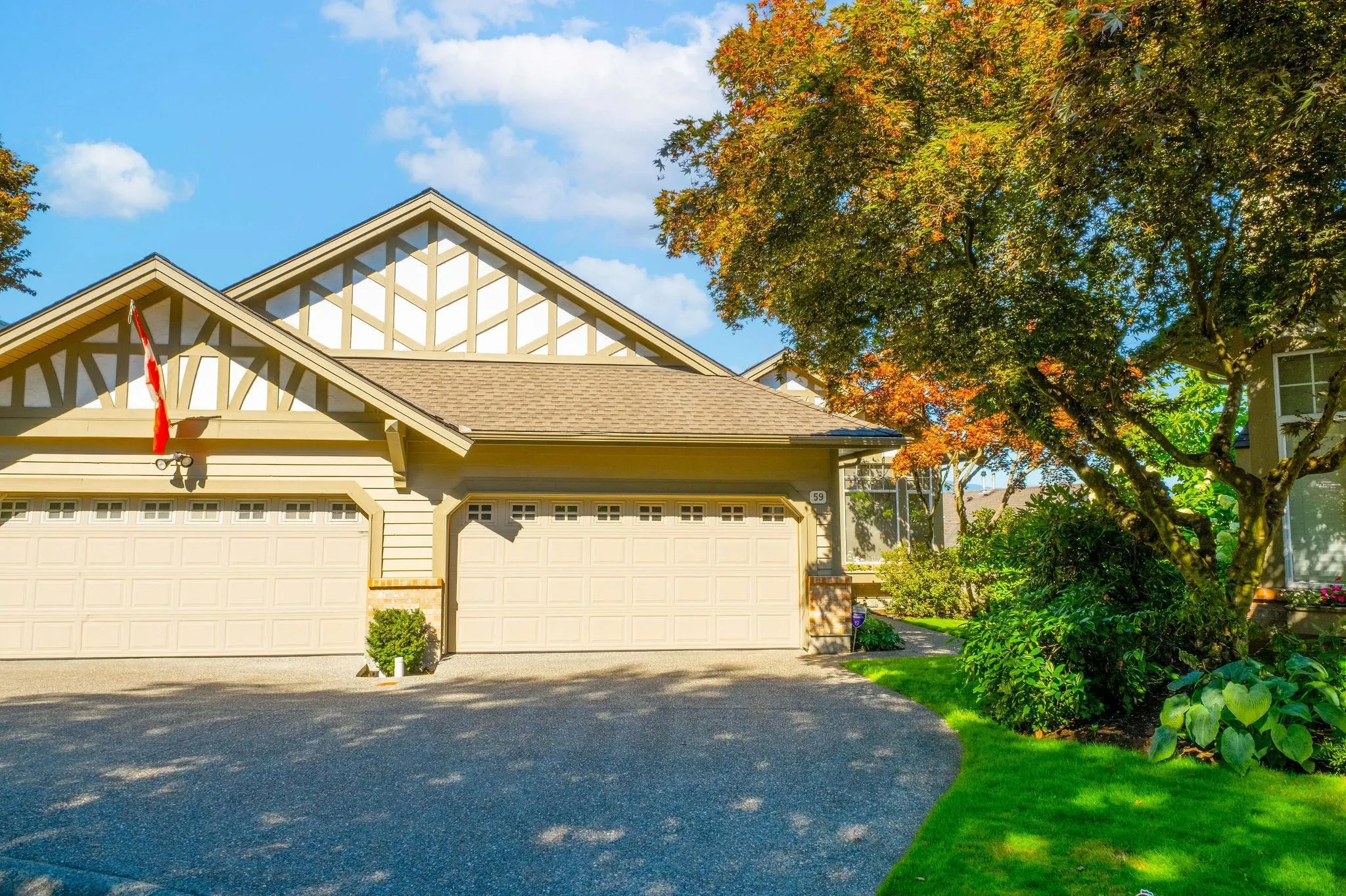 59 5221 Oakmount Crescent