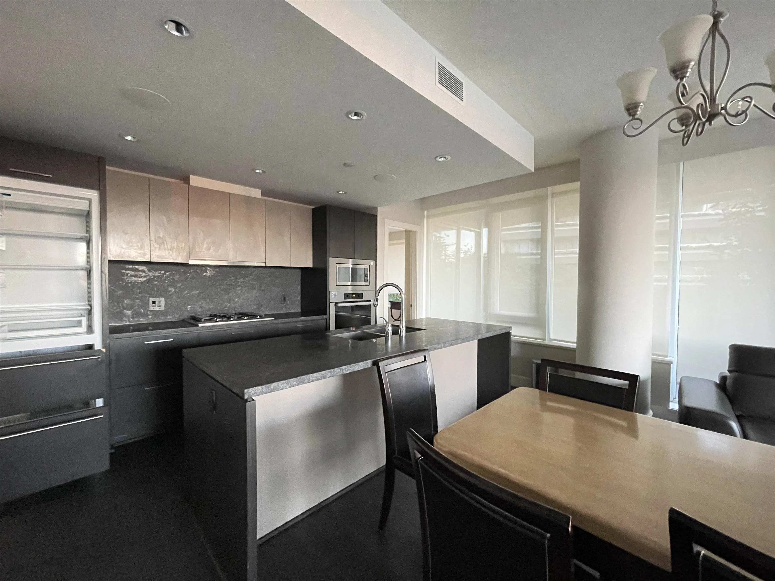 100 888 Arthur Erickson Place