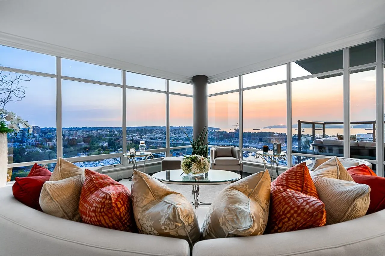 2802 428 Beach Crescent