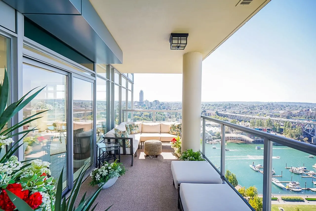 2802 428 Beach Crescent