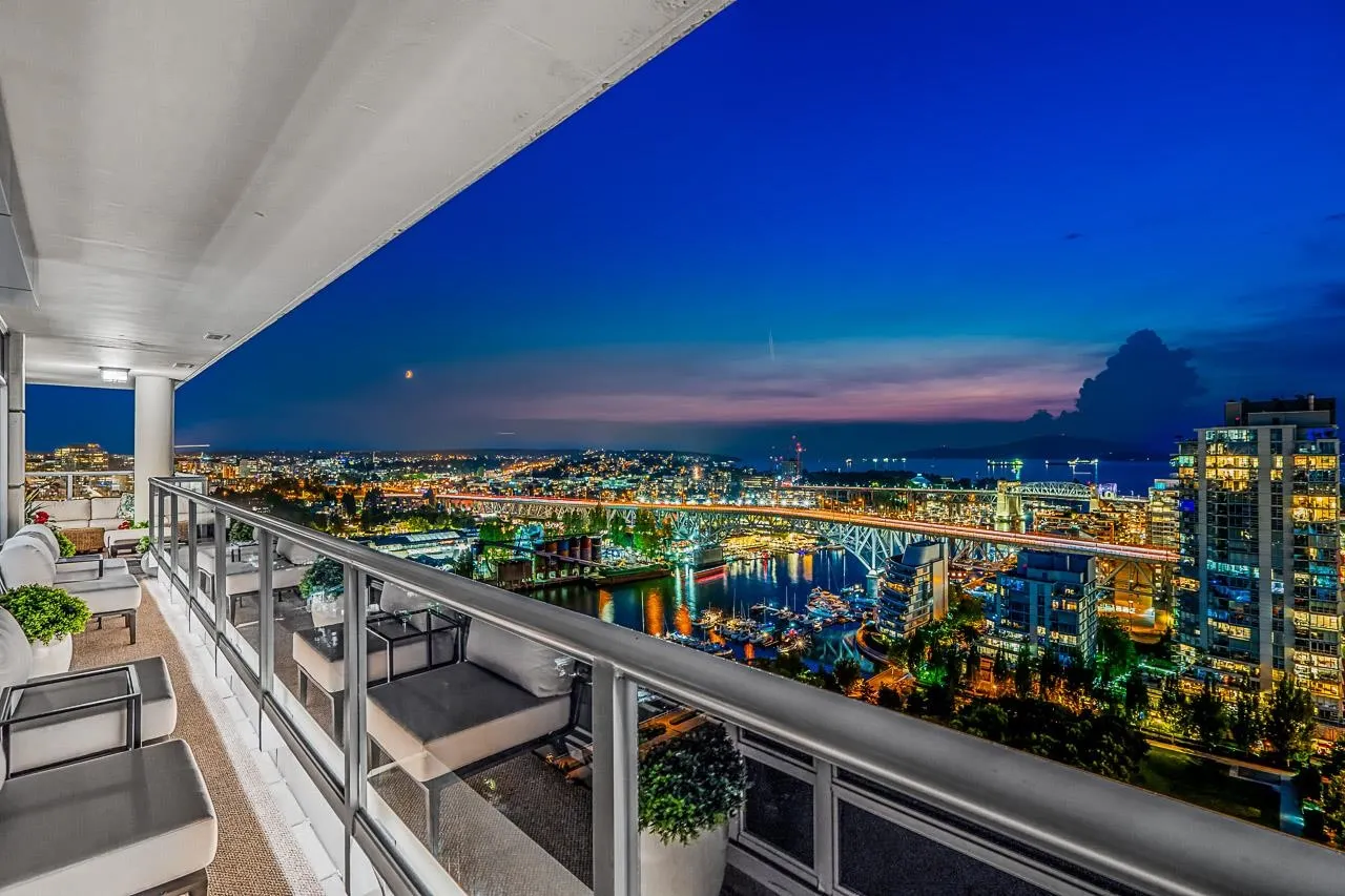 2802 428 Beach Crescent