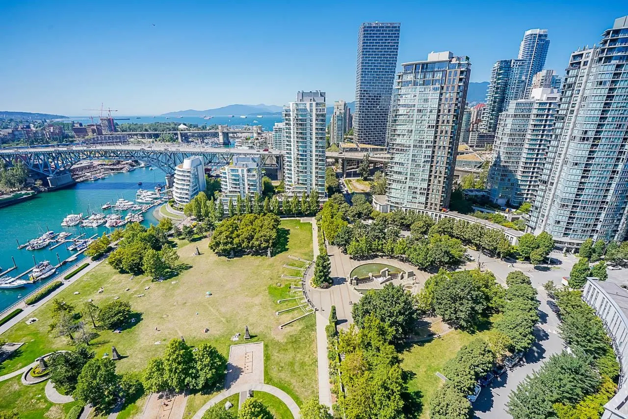 2802 428 Beach Crescent