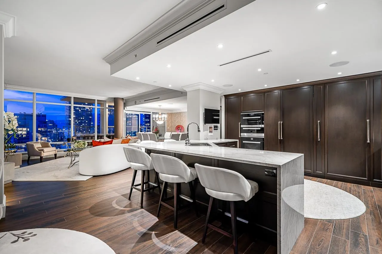 2802 428 Beach Crescent