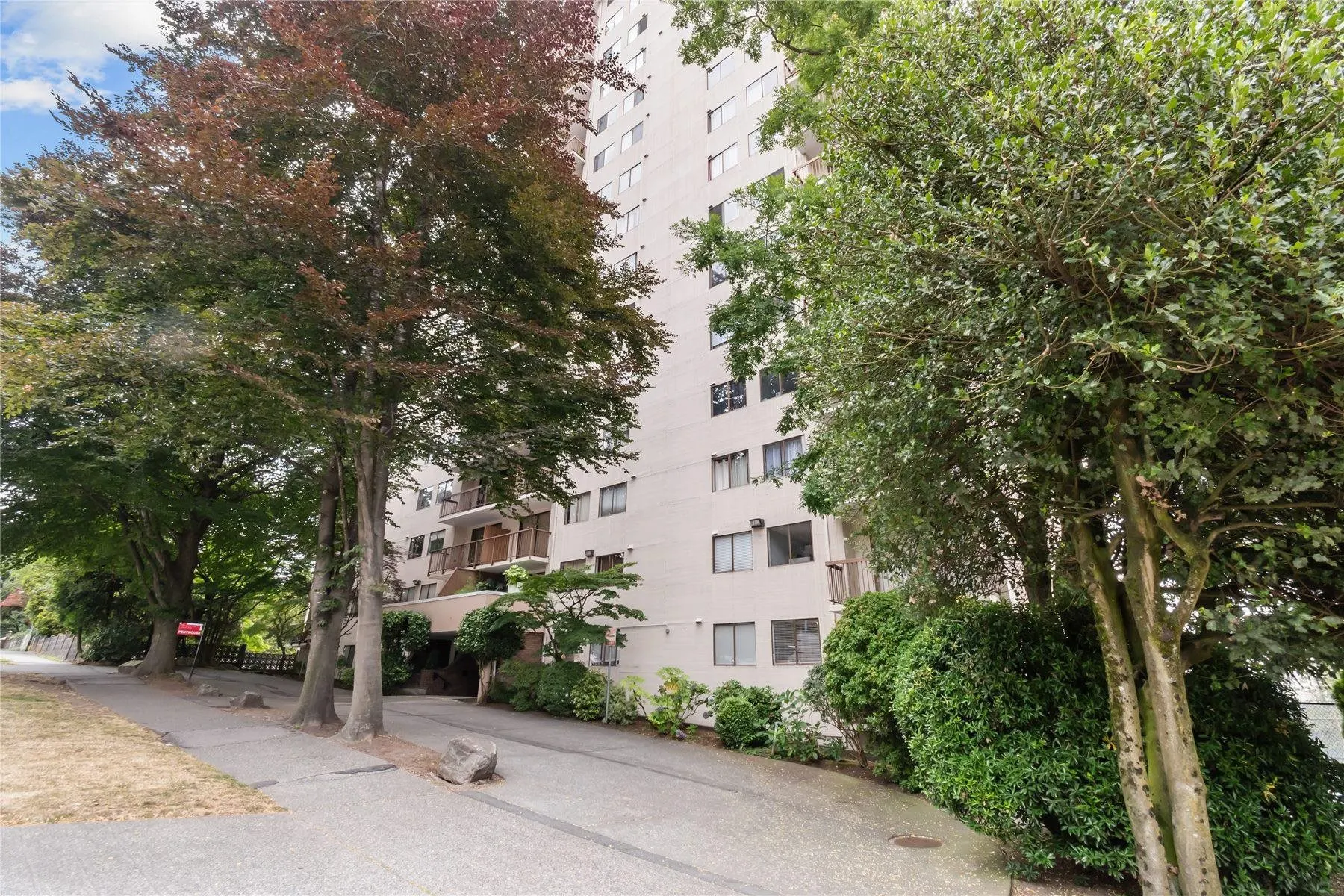 1005 320 Royal Avenue