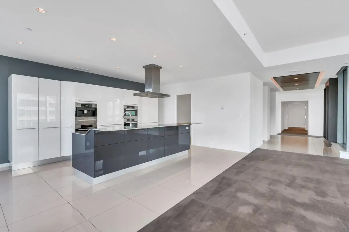 1001 277 Thurlow Street