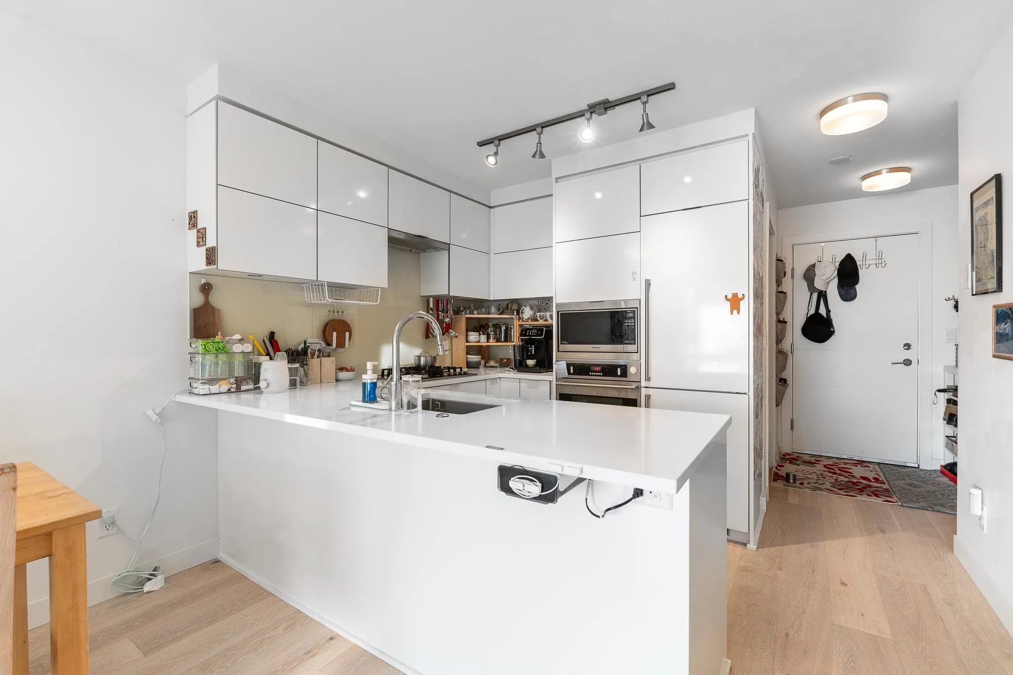 502 238 W Broadway