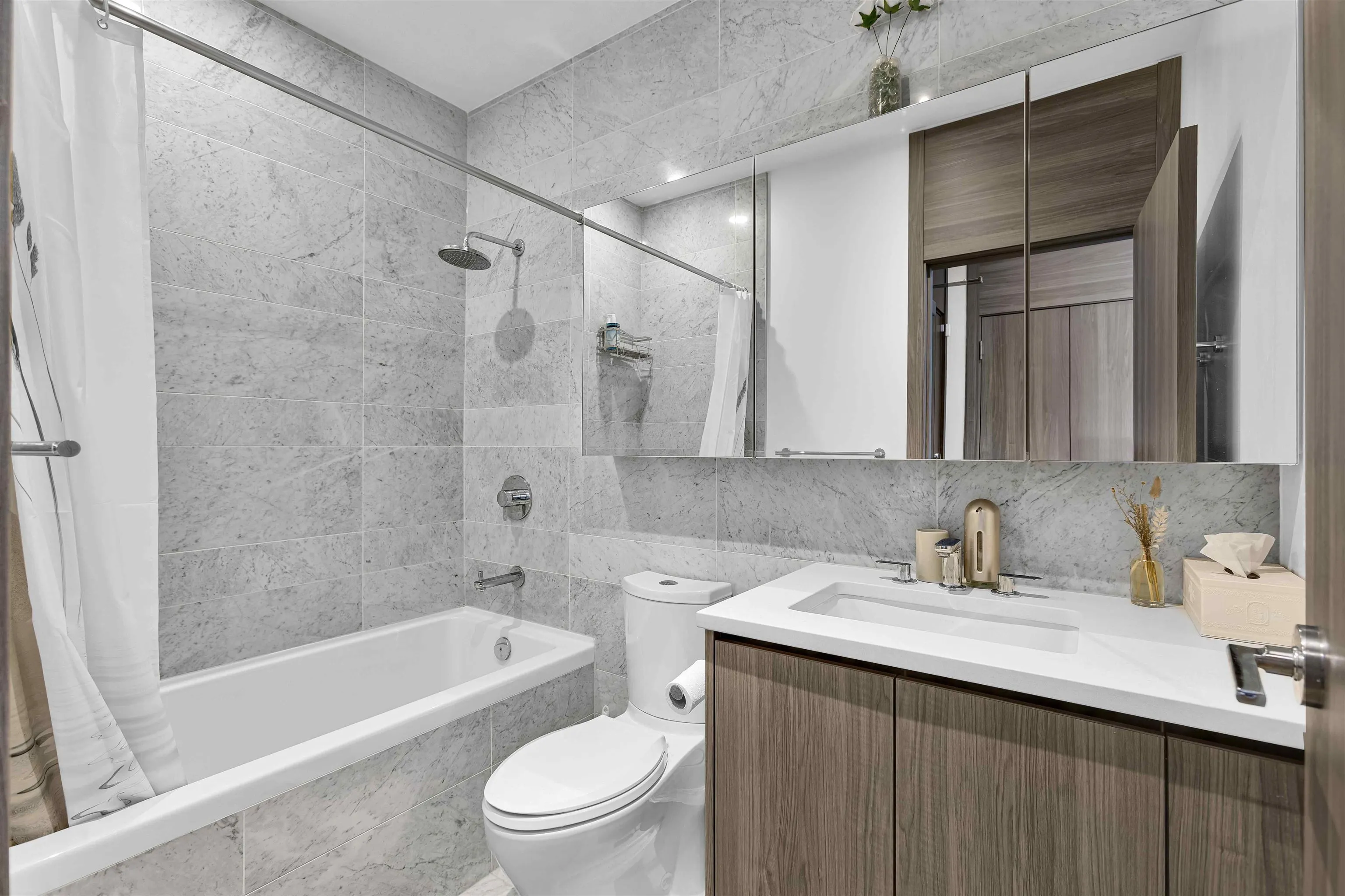 4905 4730 Lougheed Highway