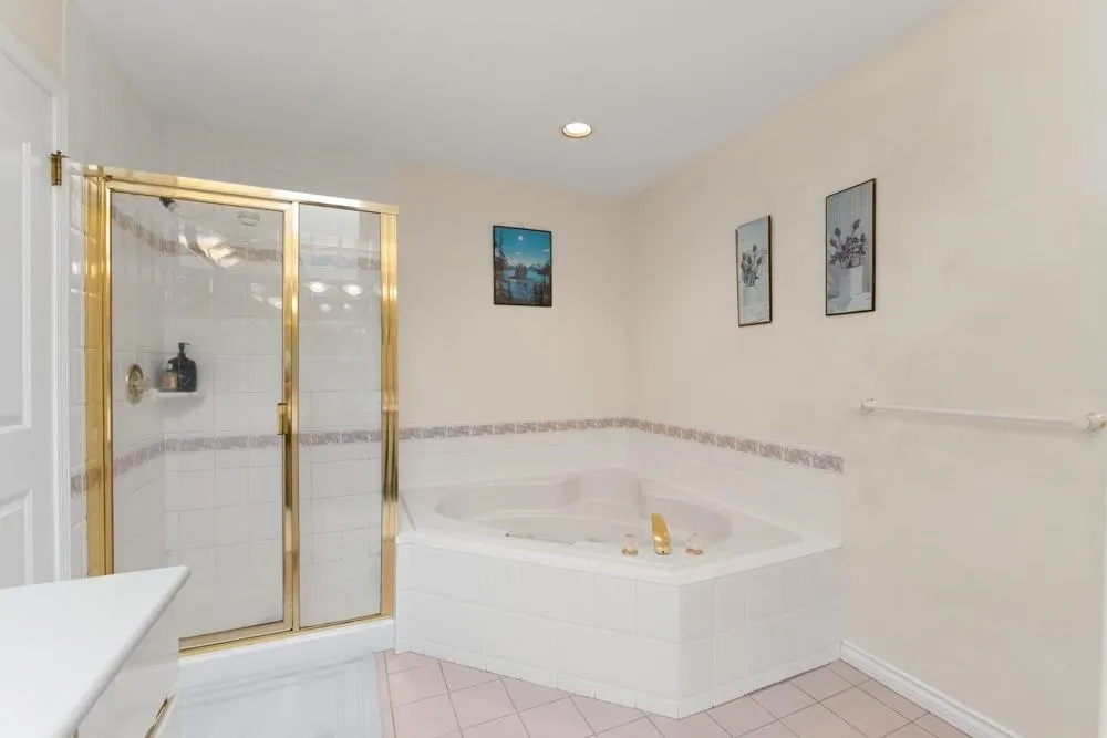 5475 Lackner Crescent