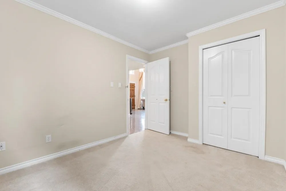 5475 Lackner Crescent