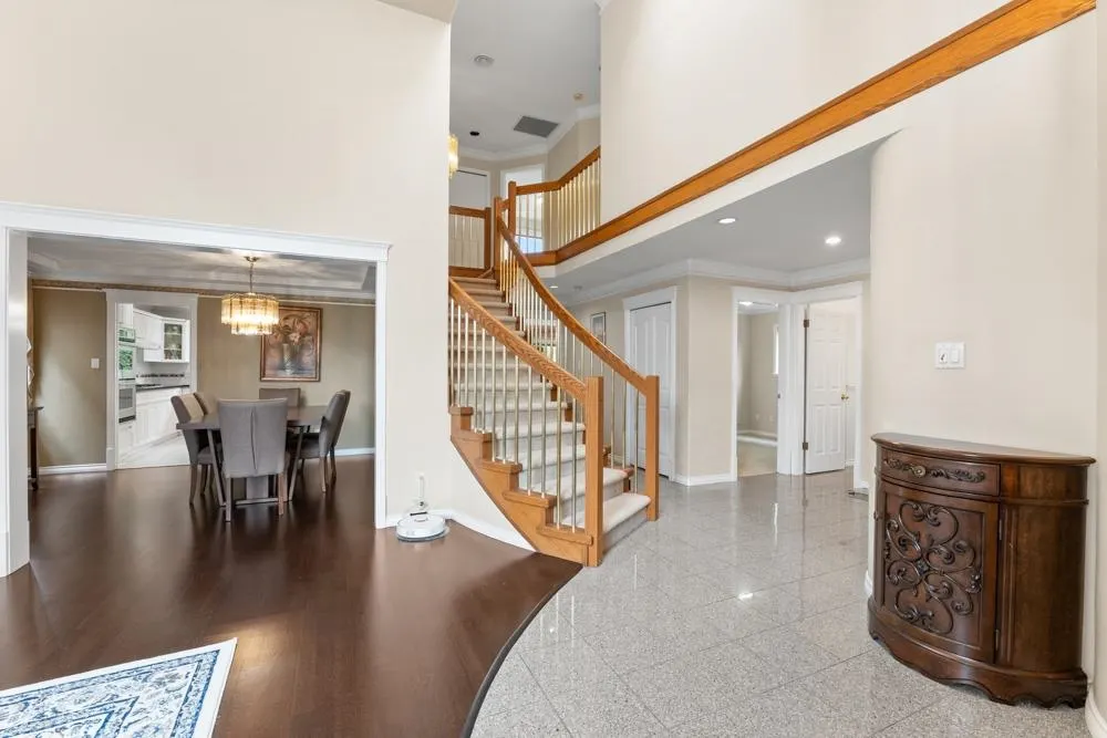 5475 Lackner Crescent