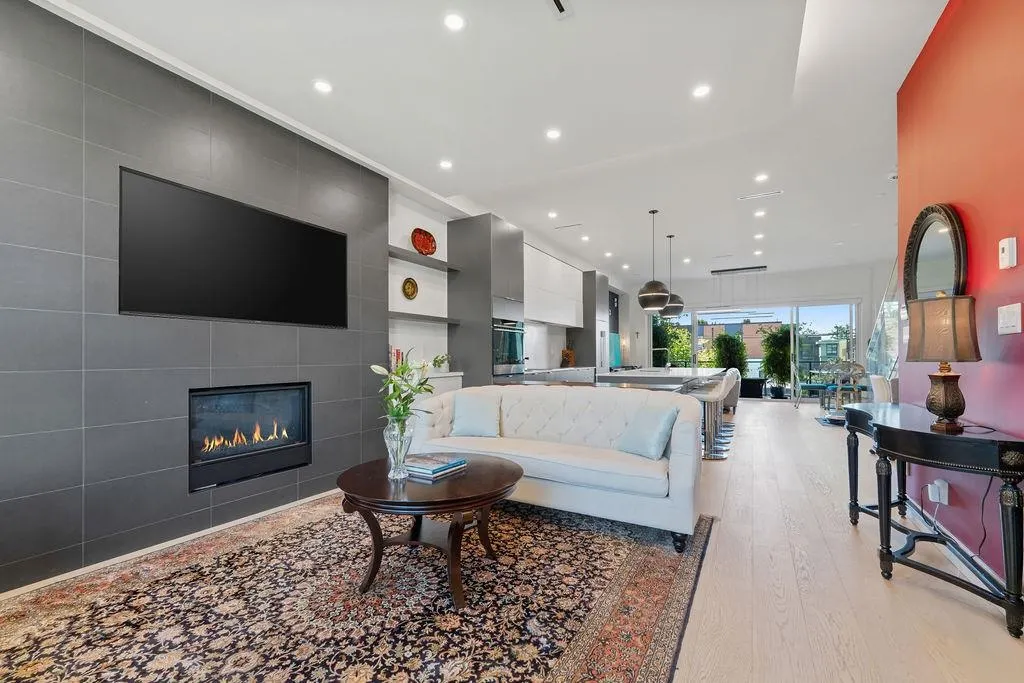 609 E 4th Street