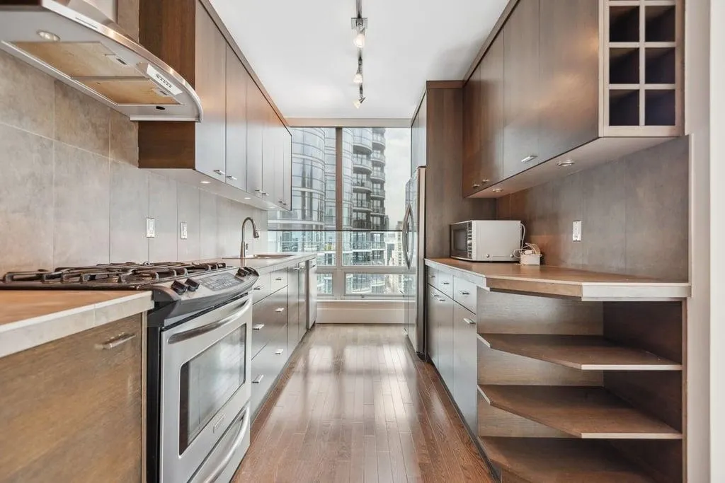 2703 837 W Hastings Street
