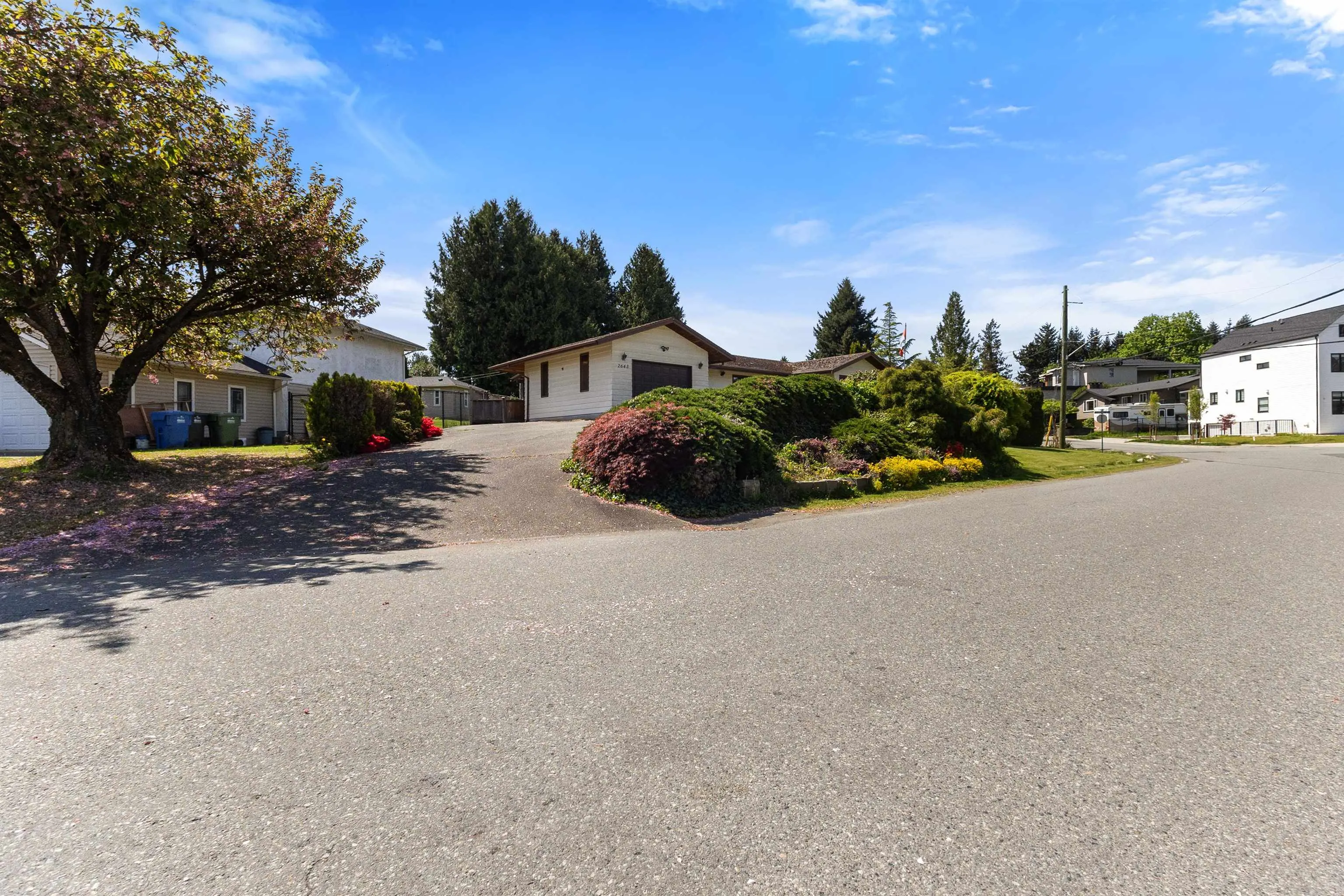 2643 Sunnyside Crescent