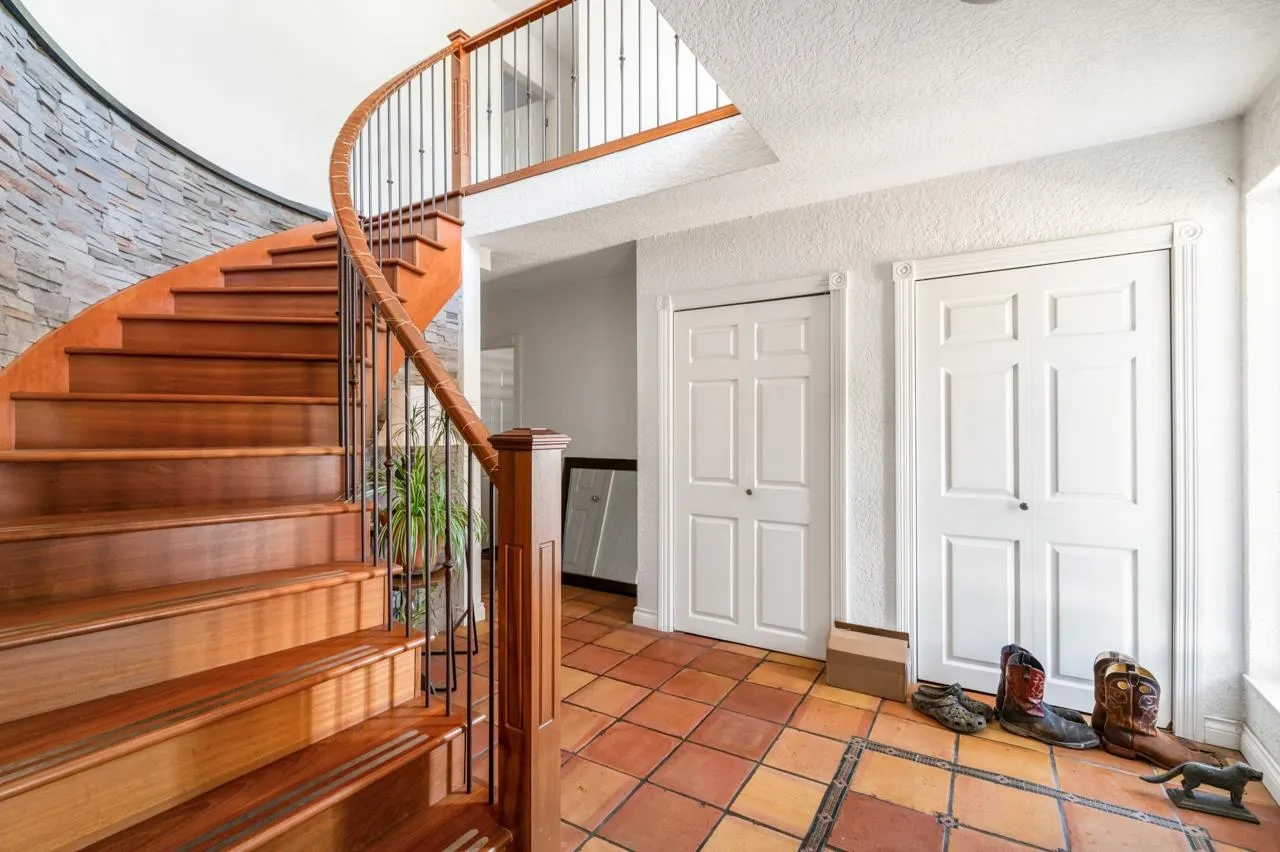 906 Pacific Drive