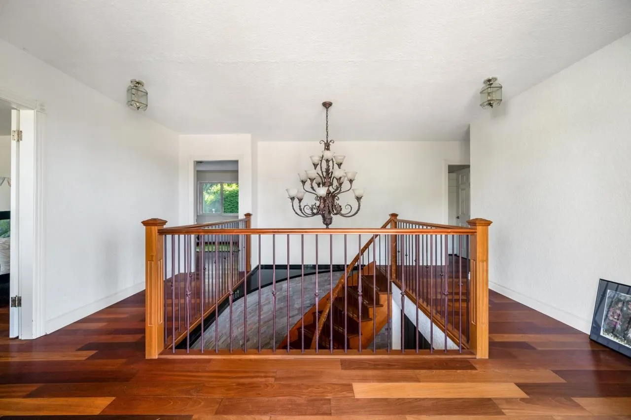906 Pacific Drive
