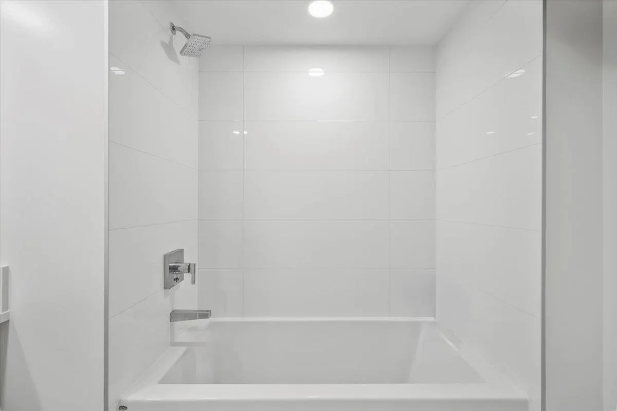 1001 7769 Park Crescent