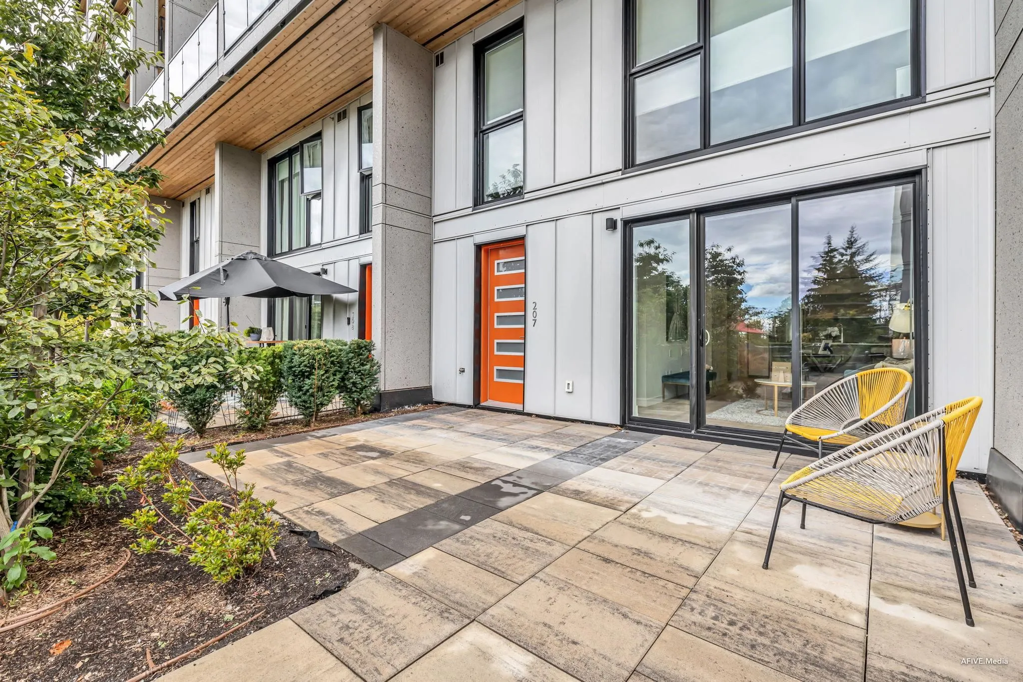 207 9888 University Crescent