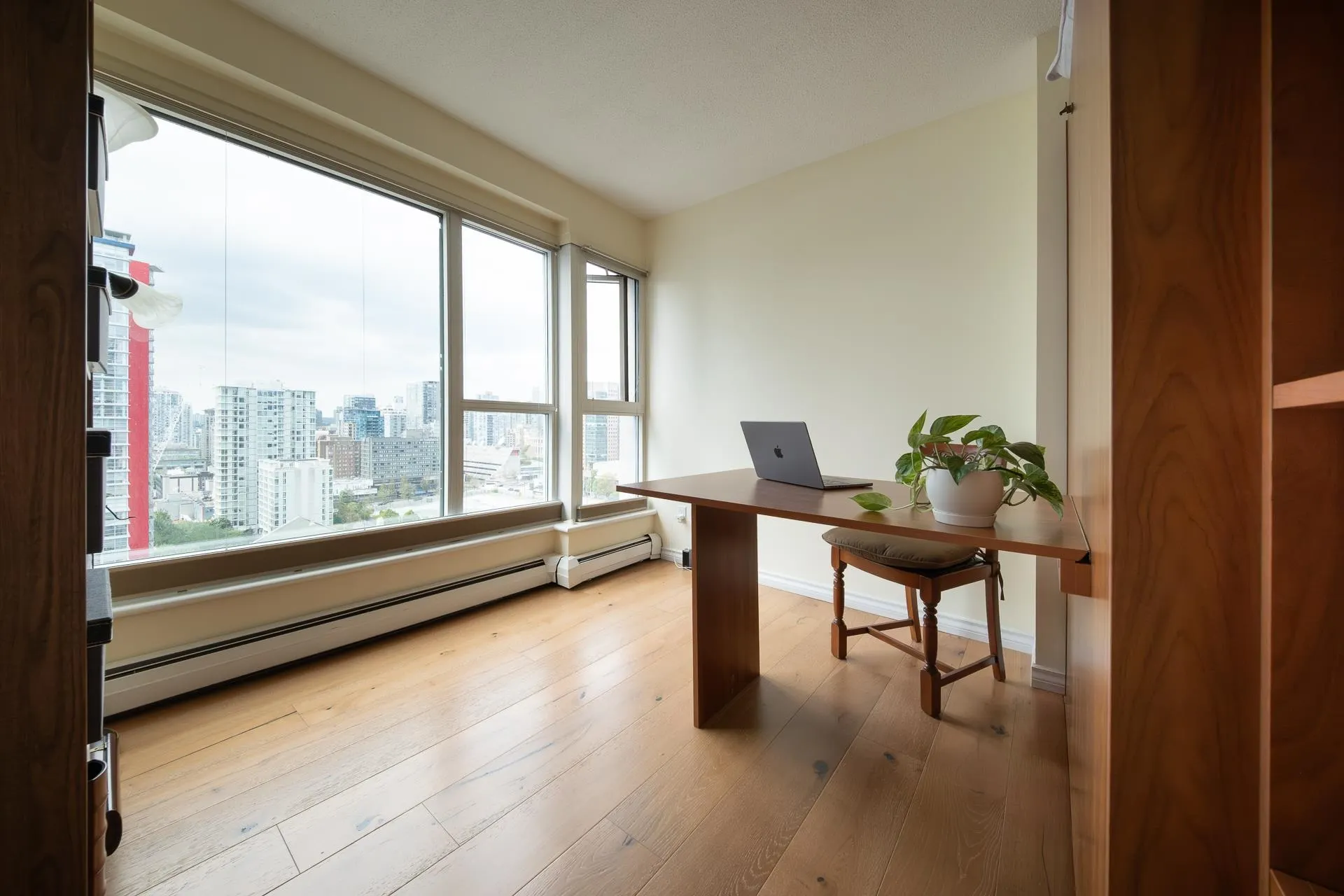 2204 183 Keefer Place