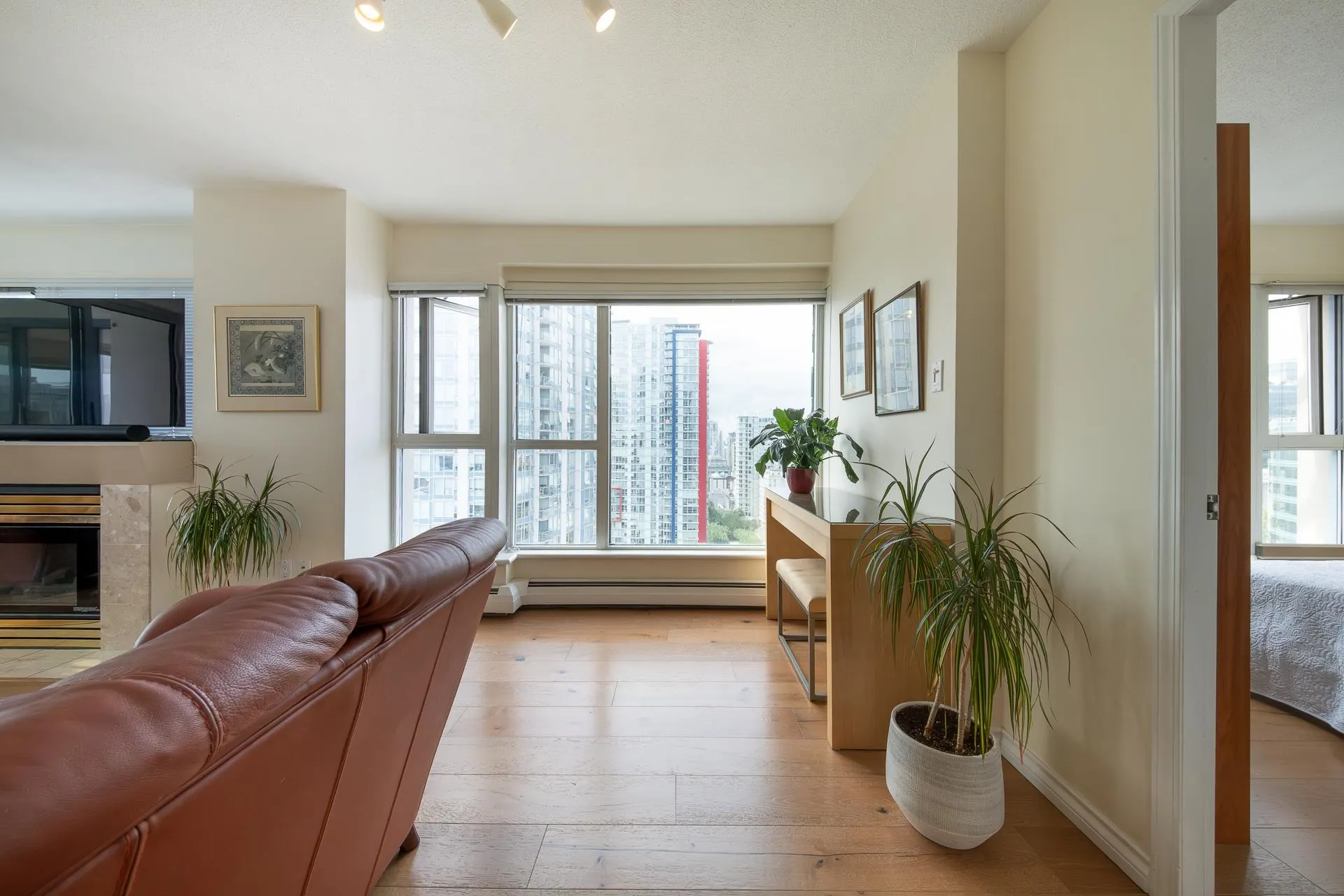 2204 183 Keefer Place