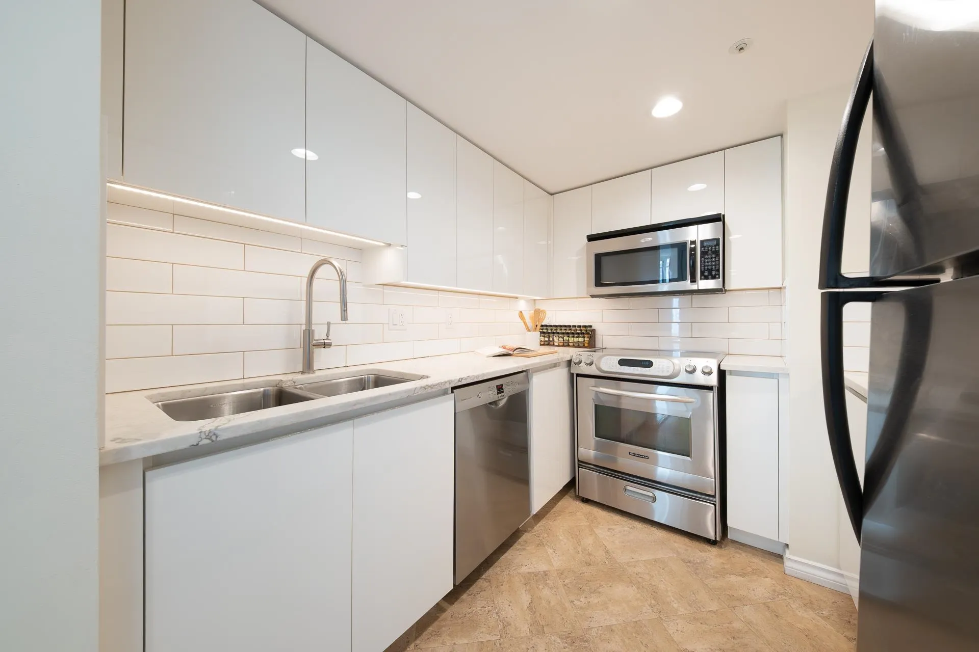 2204 183 Keefer Place