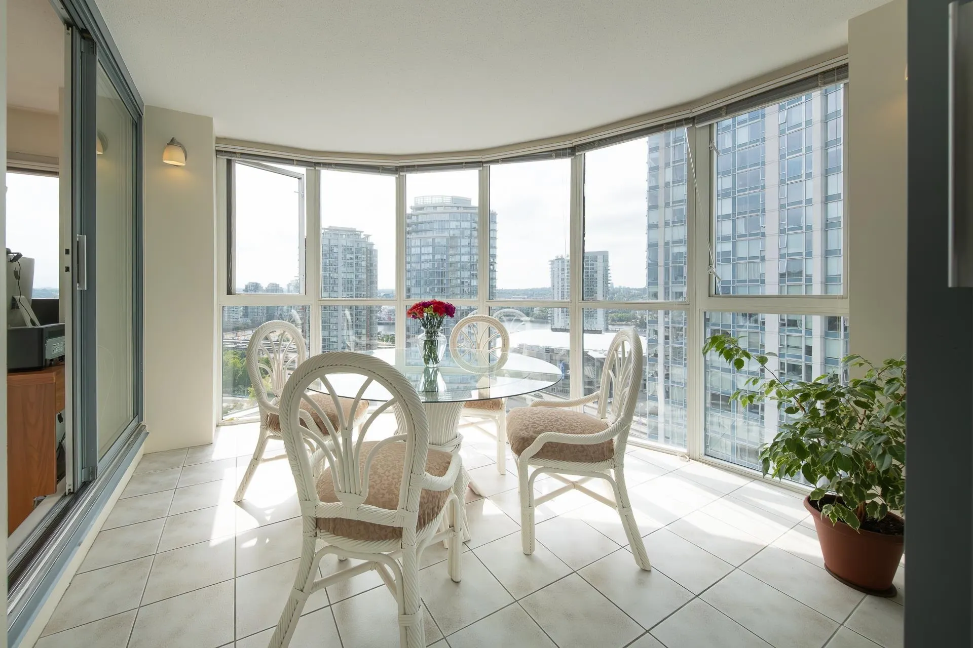 2204 183 Keefer Place