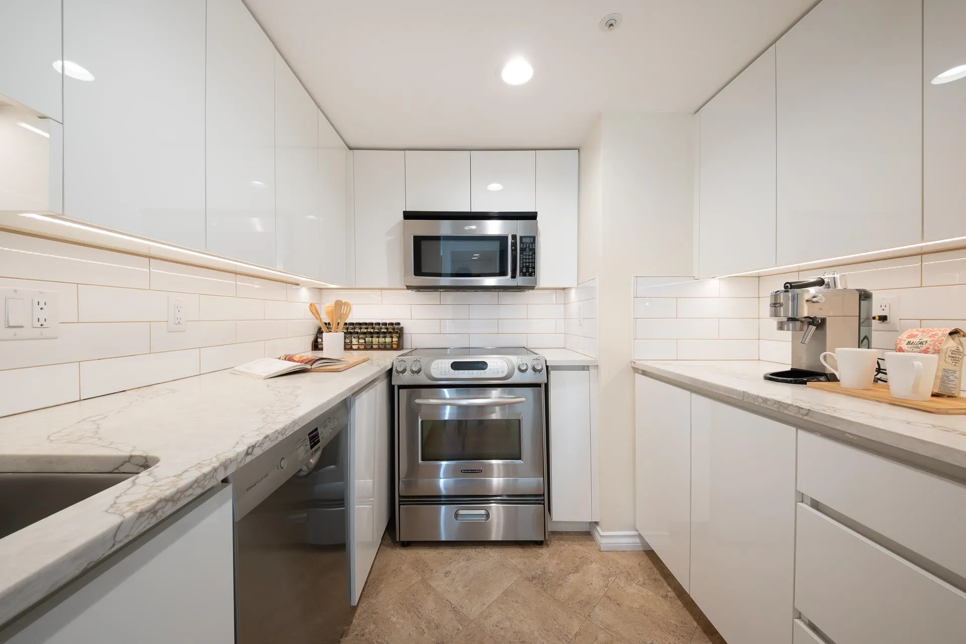 2204 183 Keefer Place