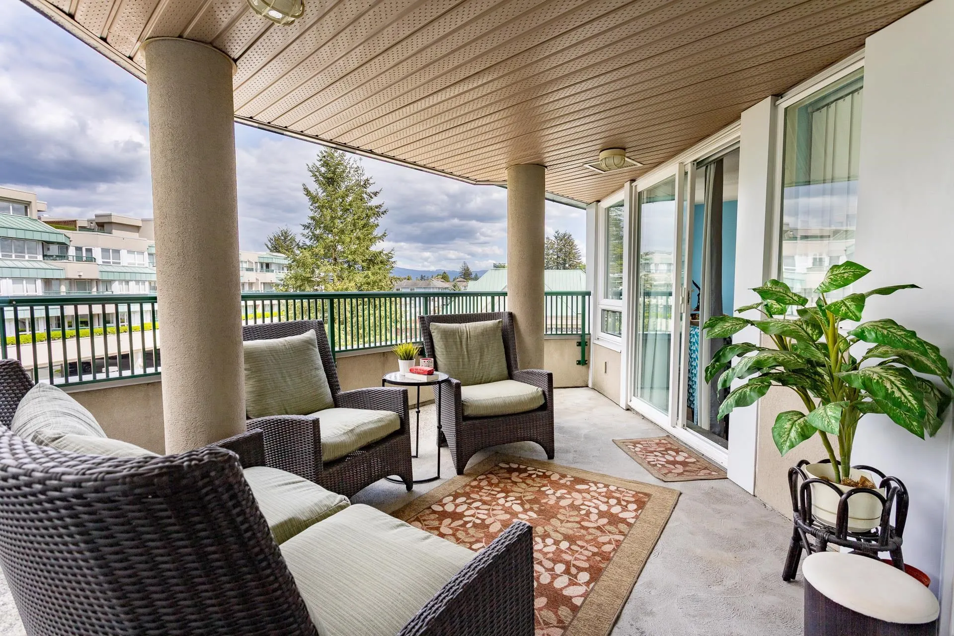 326 2099 Lougheed Highway