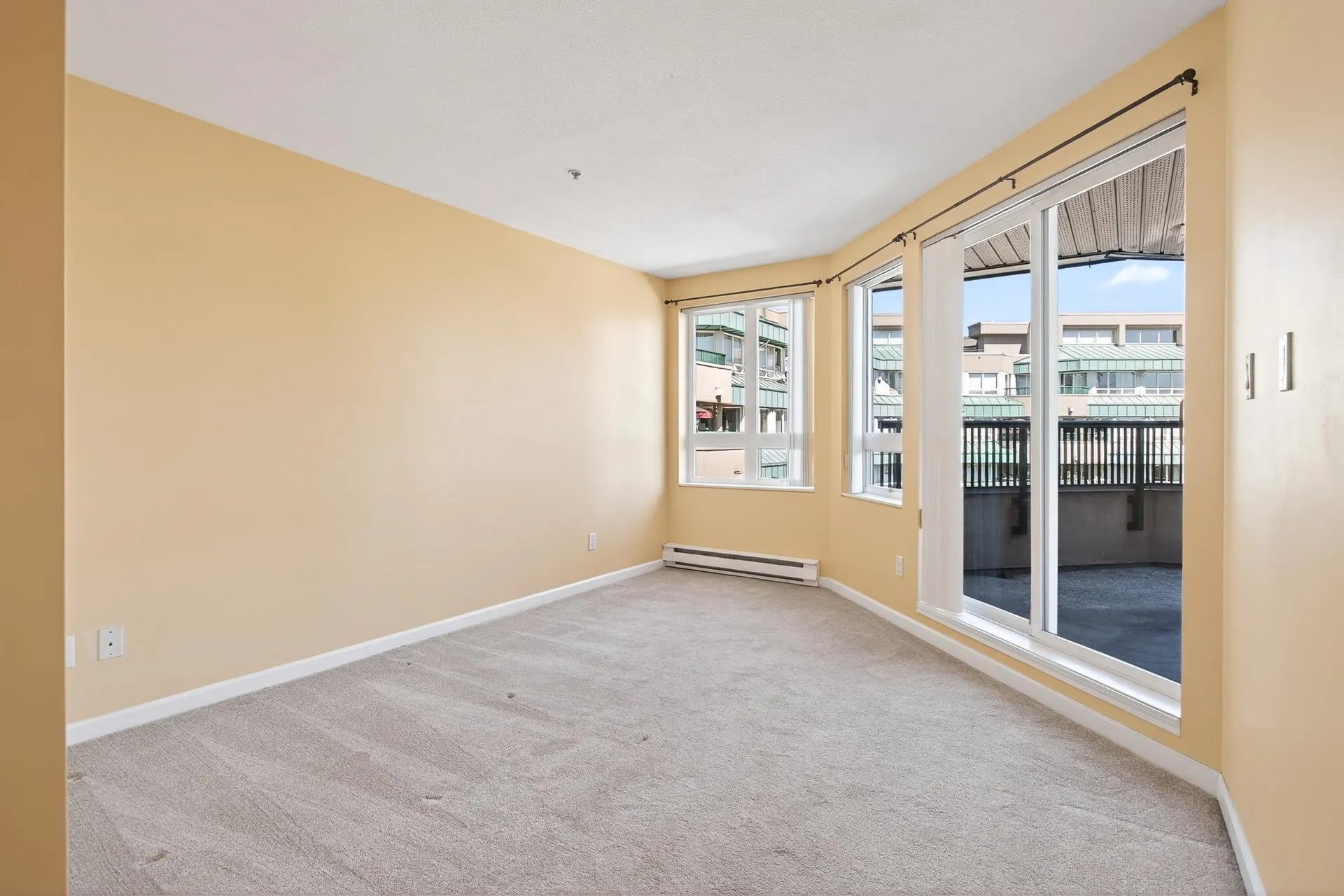 326 2099 Lougheed Highway