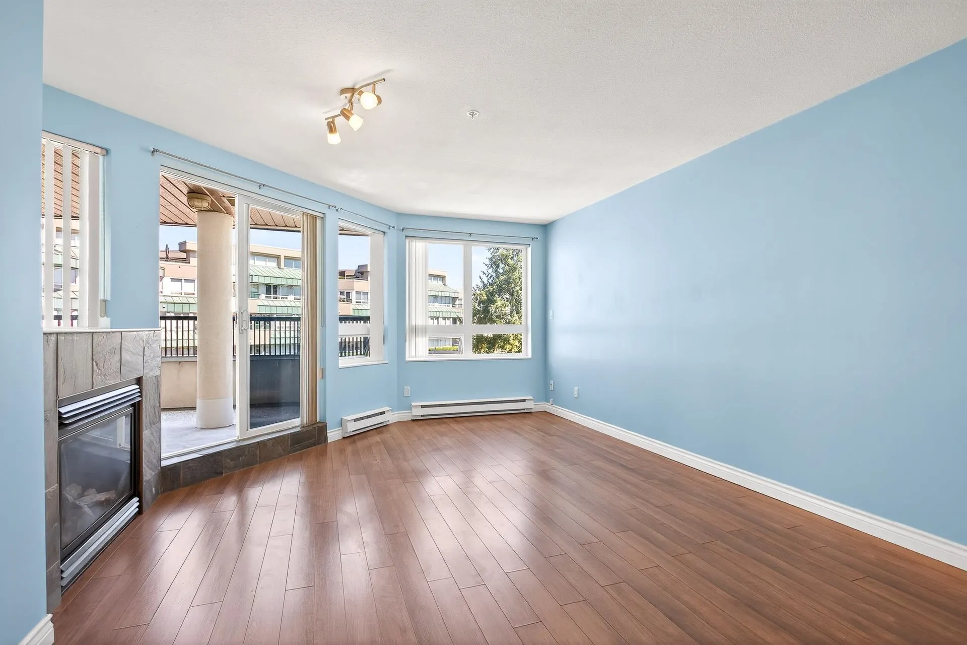 326 2099 Lougheed Highway